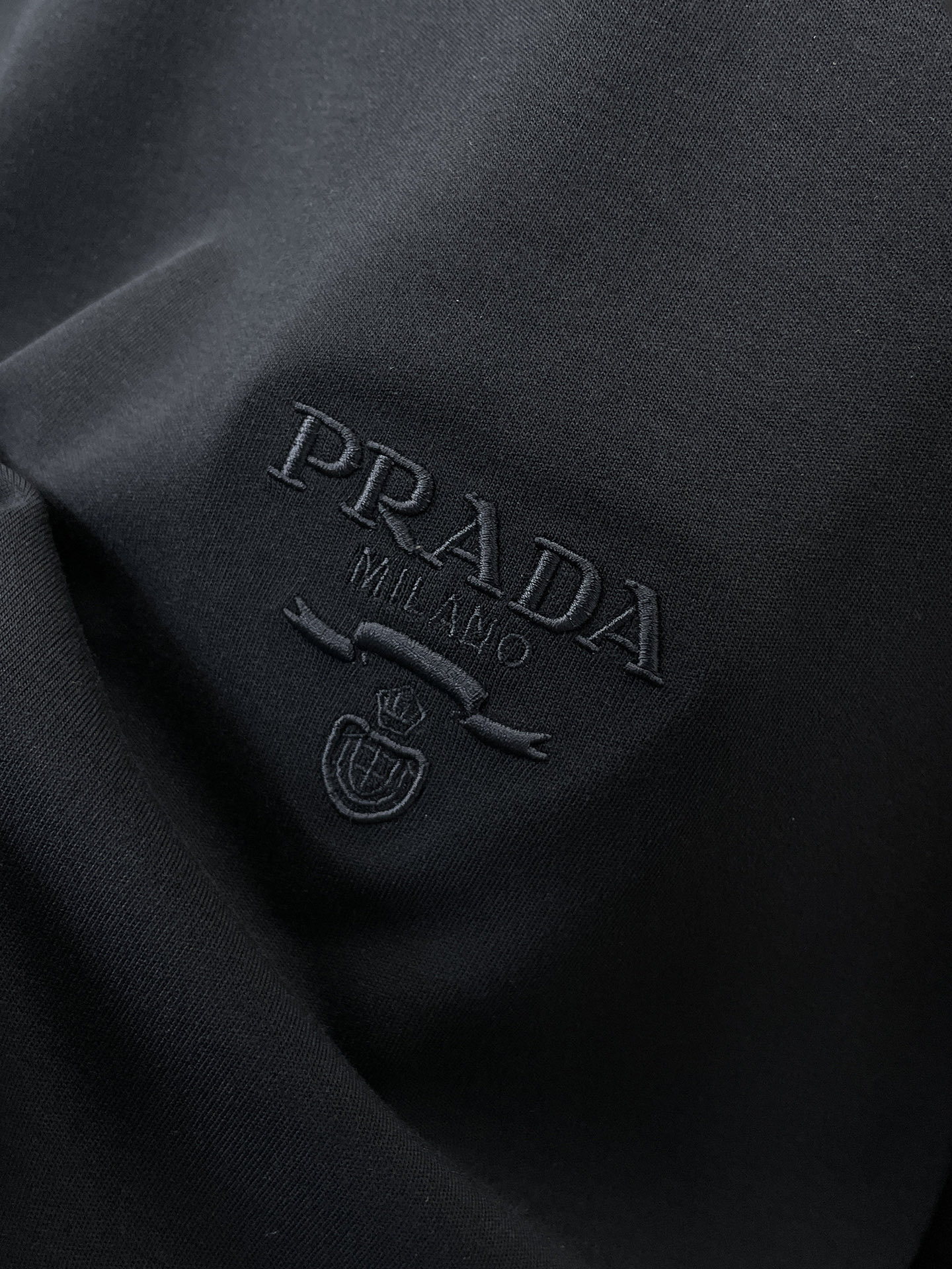 普拉达 精品打底衫 贸易公司订单 25SS 秋冬新款意式轻奢男士休闲长袖打底衫长袖 T恤 卫衣平整的抗皱