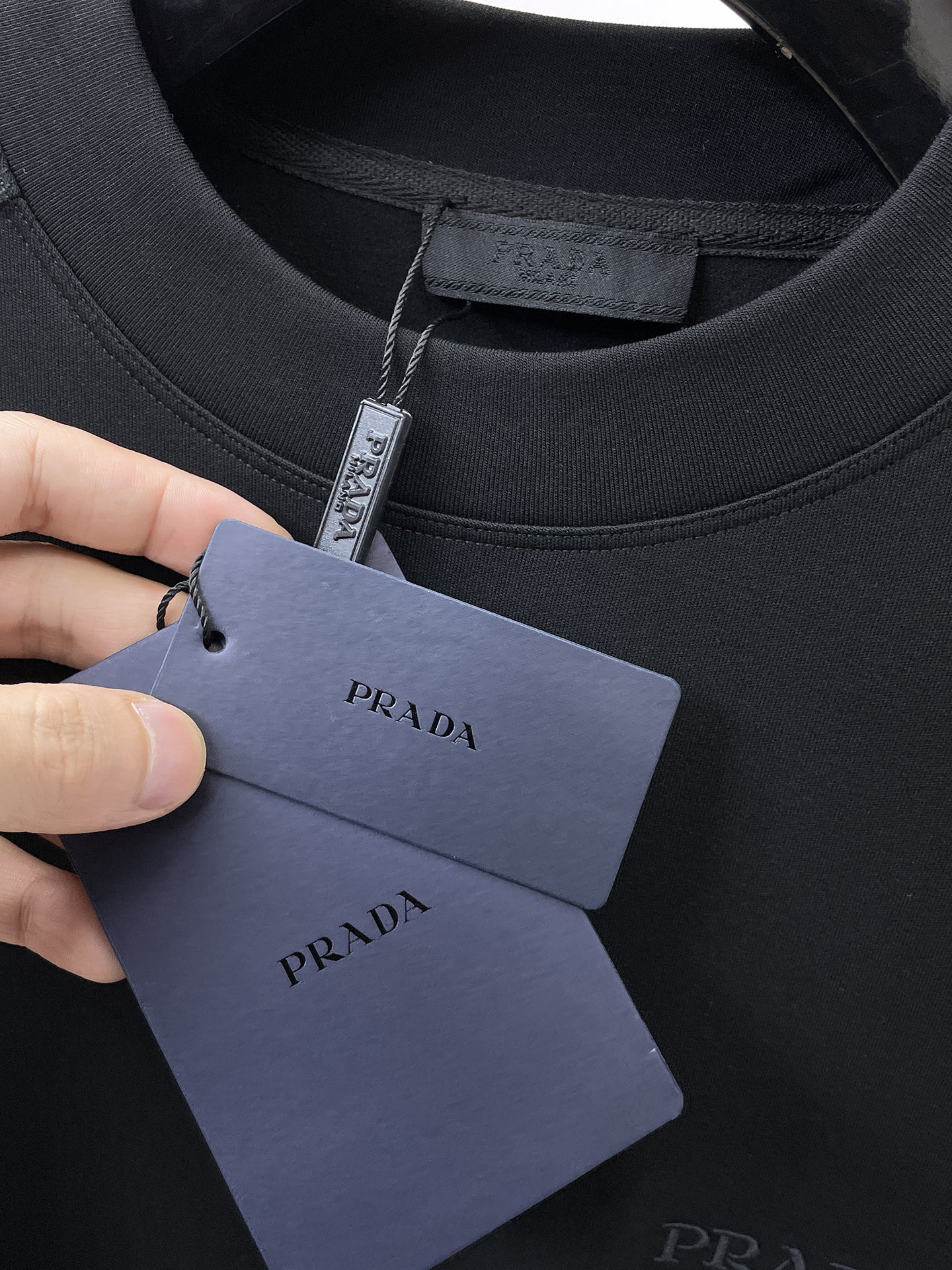 普拉达 精品打底衫 贸易公司订单 25SS 秋冬新款意式轻奢男士休闲长袖打底衫长袖 T恤 卫衣平整的抗皱