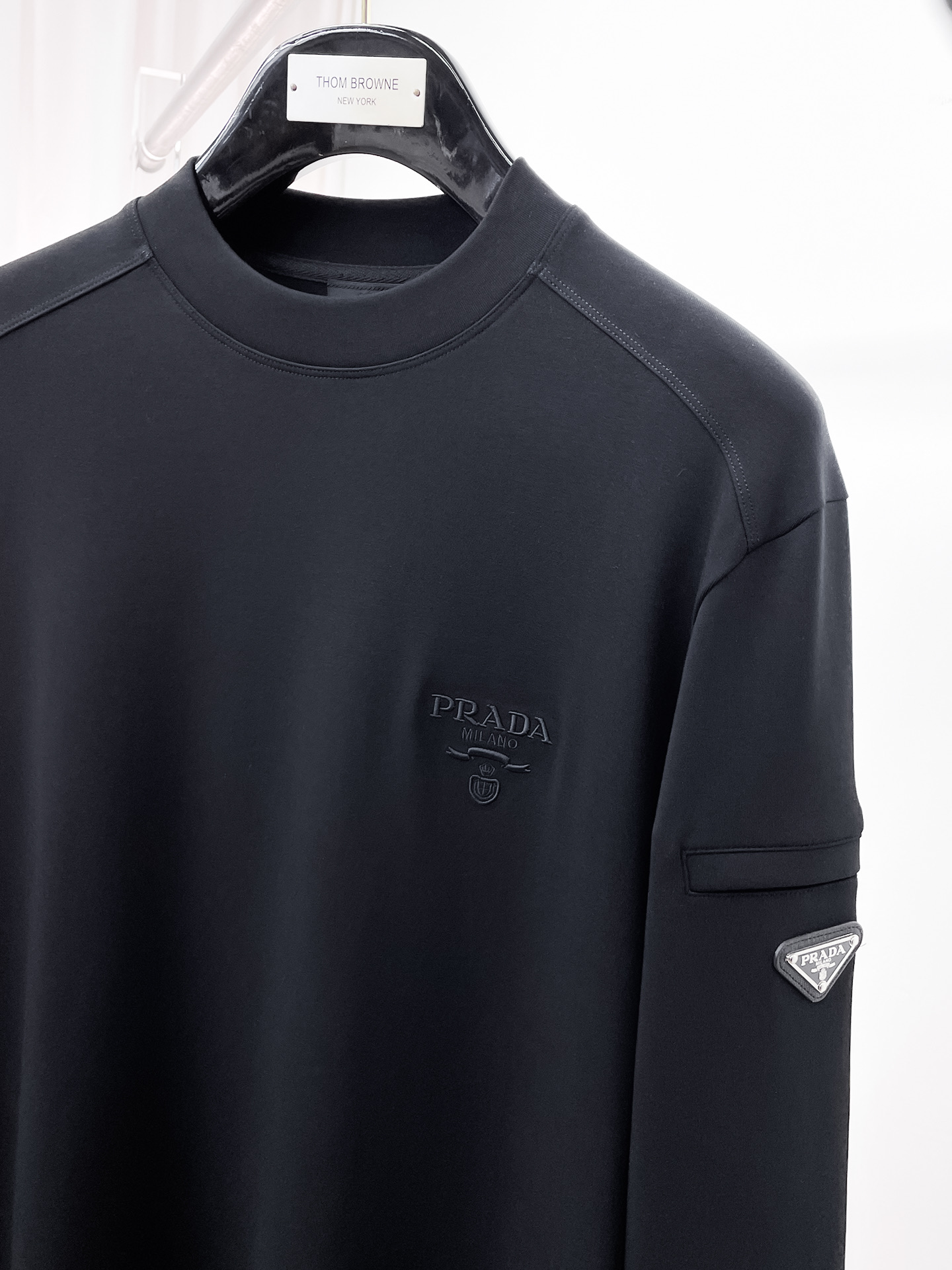 普拉达 精品打底衫 贸易公司订单 25SS 秋冬新款意式轻奢男士休闲长袖打底衫长袖 T恤 卫衣平整的抗皱