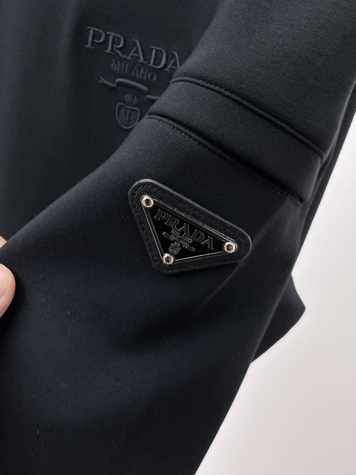 普拉达 精品打底衫 贸易公司订单 25SS 秋冬新款意式轻奢男士休闲长袖打底衫长袖 T恤 卫衣平整的抗皱