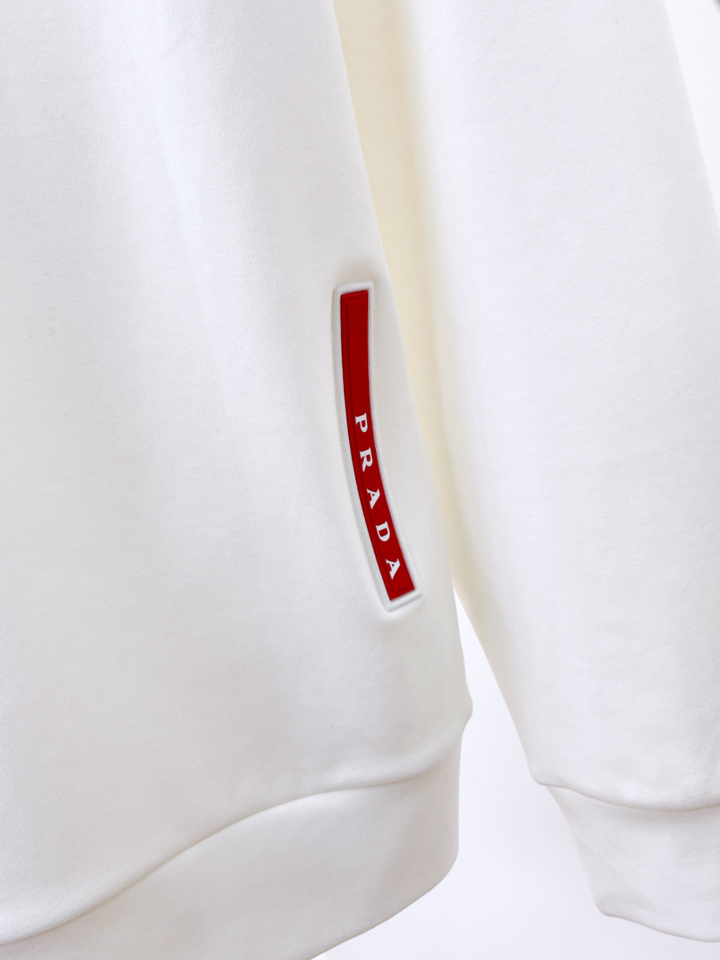 普拉达 精品打底衫 贸易公司订单 25SS 秋冬新款意式轻奢男士休闲长袖打底衫长袖 T恤 卫衣平整的抗皱