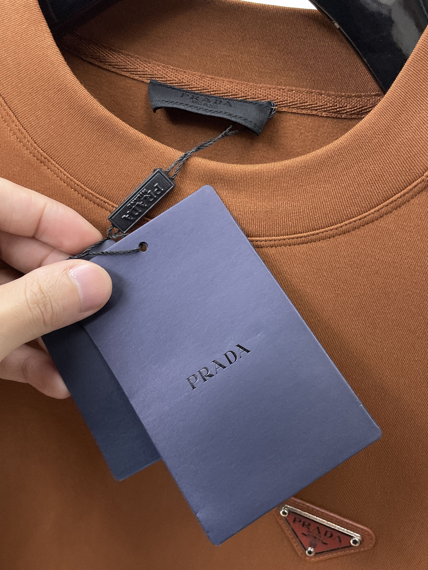 普拉达 精品打底衫 贸易公司订单 25SS 秋冬新款意式轻奢男士休闲长袖打底衫长袖 T恤 卫衣平整的抗皱