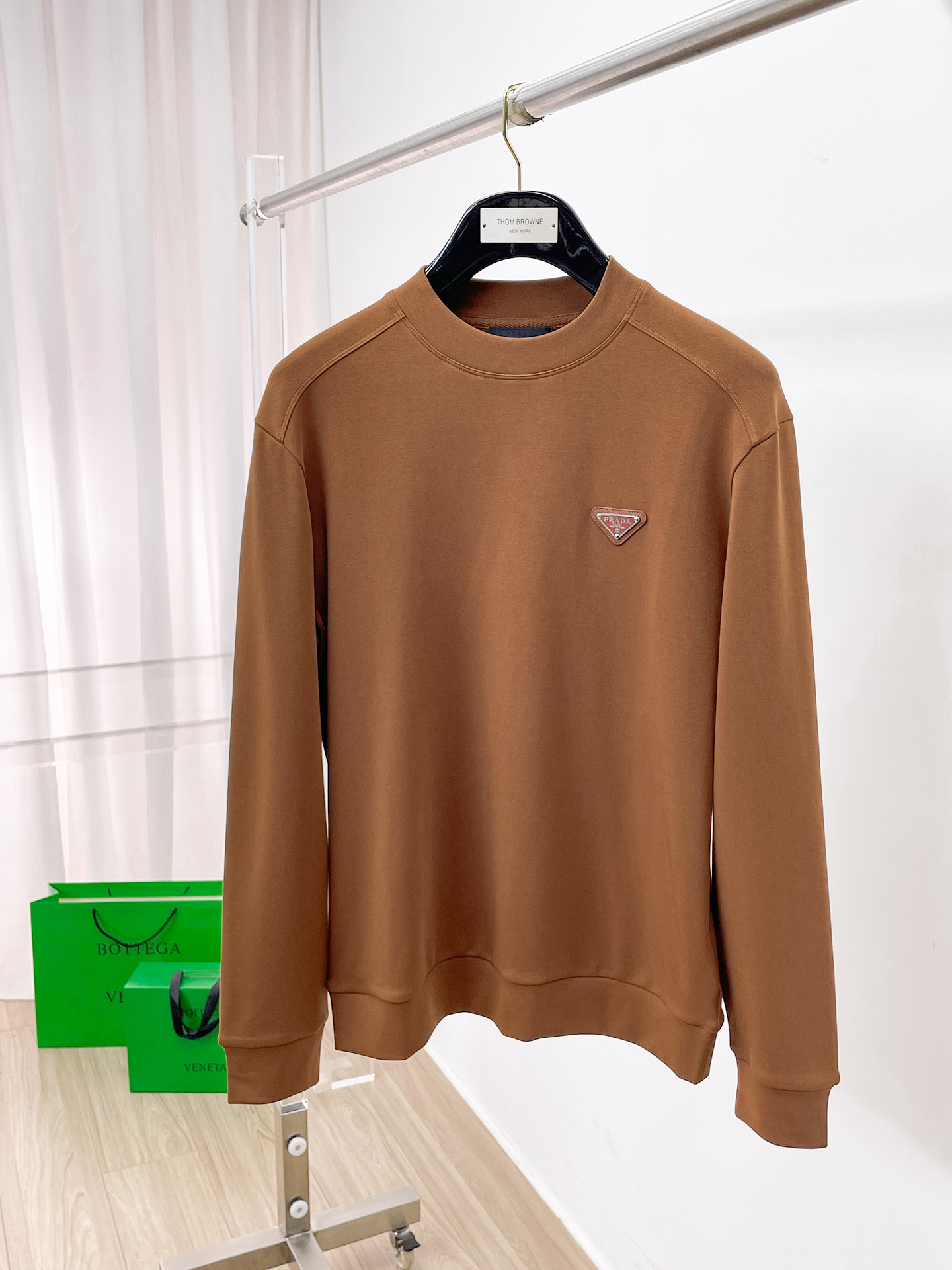 普拉达 精品打底衫 贸易公司订单 25SS 秋冬新款意式轻奢男士休闲长袖打底衫长袖 T恤 卫衣平整的抗皱