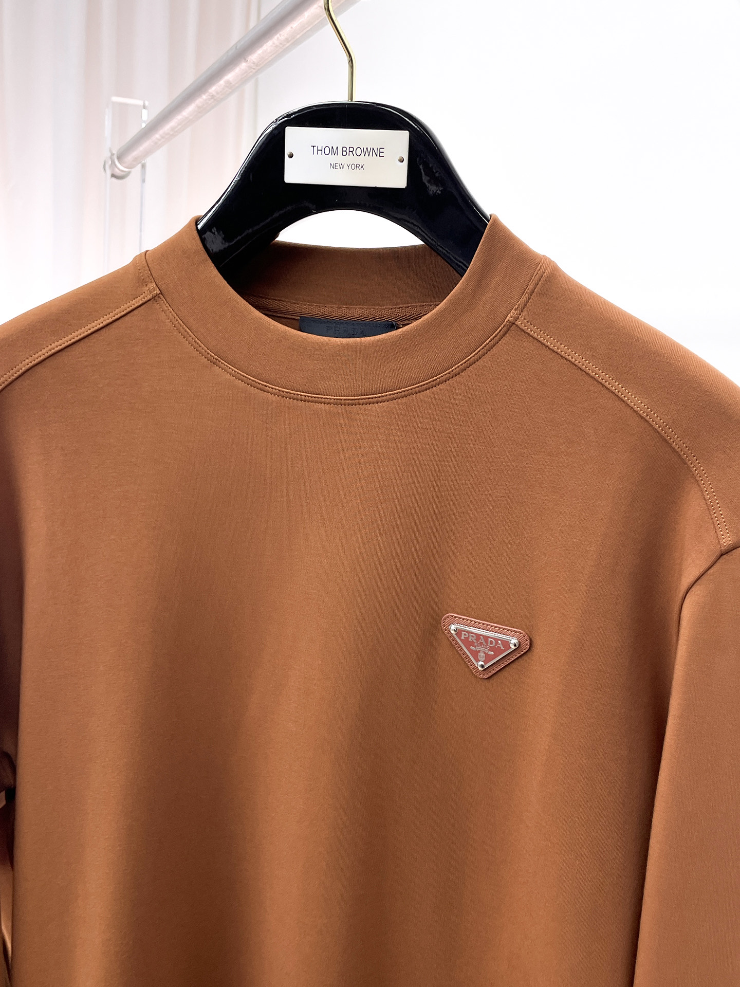 普拉达 精品打底衫 贸易公司订单 25SS 秋冬新款意式轻奢男士休闲长袖打底衫长袖 T恤 卫衣平整的抗皱