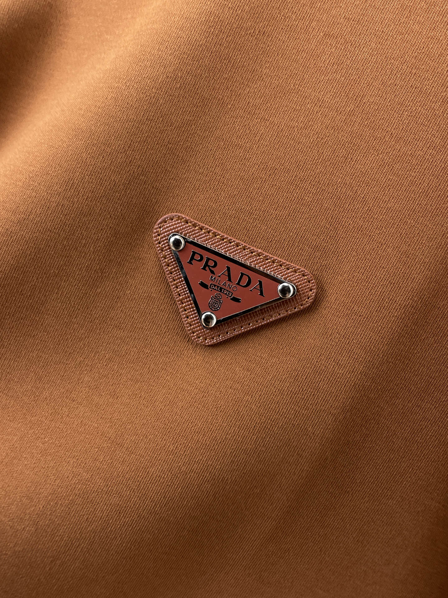 普拉达 精品打底衫 贸易公司订单 25SS 秋冬新款意式轻奢男士休闲长袖打底衫长袖 T恤 卫衣平整的抗皱