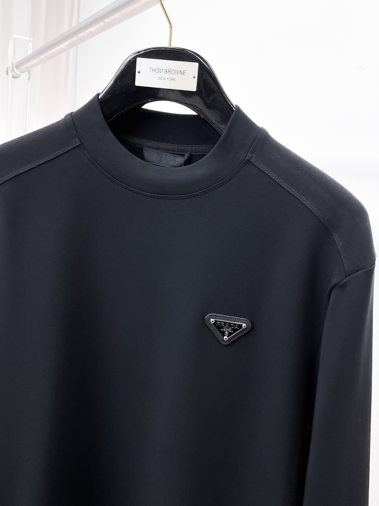 普拉达 精品打底衫 贸易公司订单 25SS 秋冬新款意式轻奢男士休闲长袖打底衫长袖 T恤 卫衣平整的抗皱