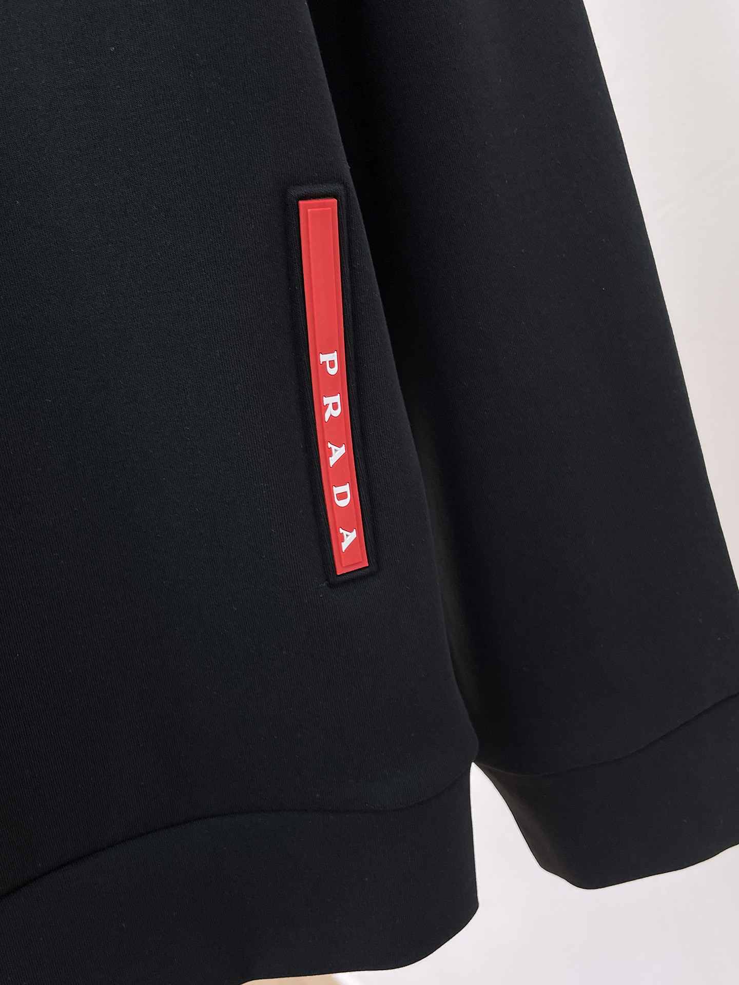 普拉达 精品打底衫 贸易公司订单 25SS 秋冬新款意式轻奢男士休闲长袖打底衫长袖 T恤 卫衣平整的抗皱