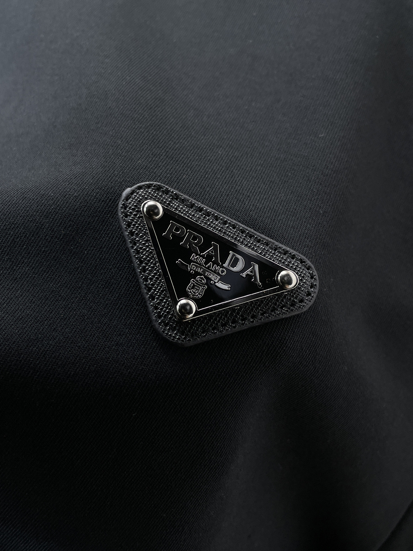 普拉达 精品打底衫 贸易公司订单 25SS 秋冬新款意式轻奢男士休闲长袖打底衫长袖 T恤 卫衣平整的抗皱