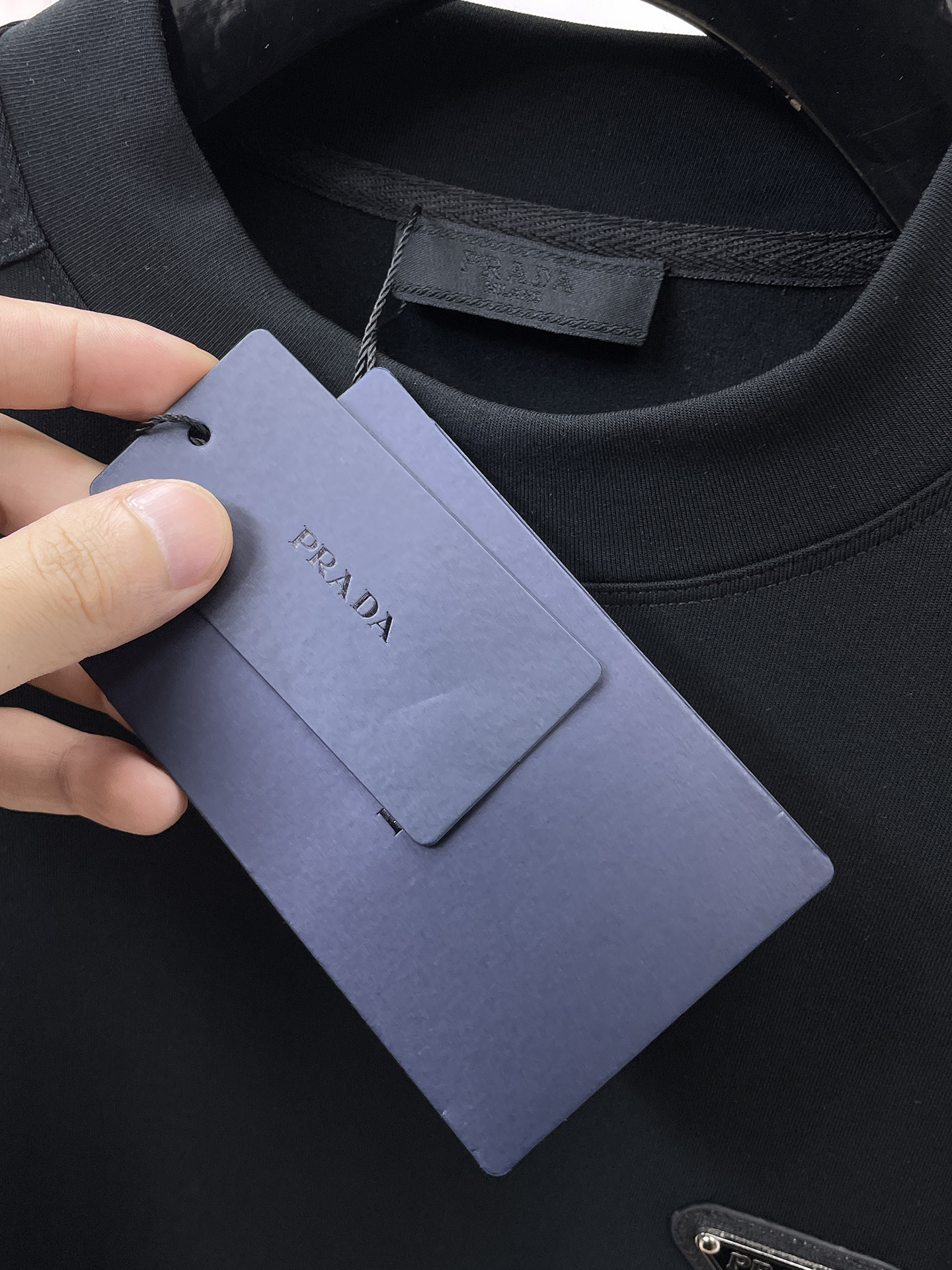 普拉达 精品打底衫 贸易公司订单 25SS 秋冬新款意式轻奢男士休闲长袖打底衫长袖 T恤 卫衣平整的抗皱