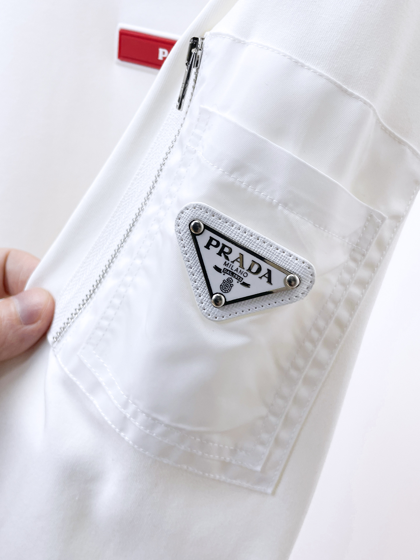 普拉达 精品打底衫 贸易公司订单 25SS 秋冬新款意式轻奢男士休闲长袖打底衫长袖 T恤 卫衣平整的抗皱