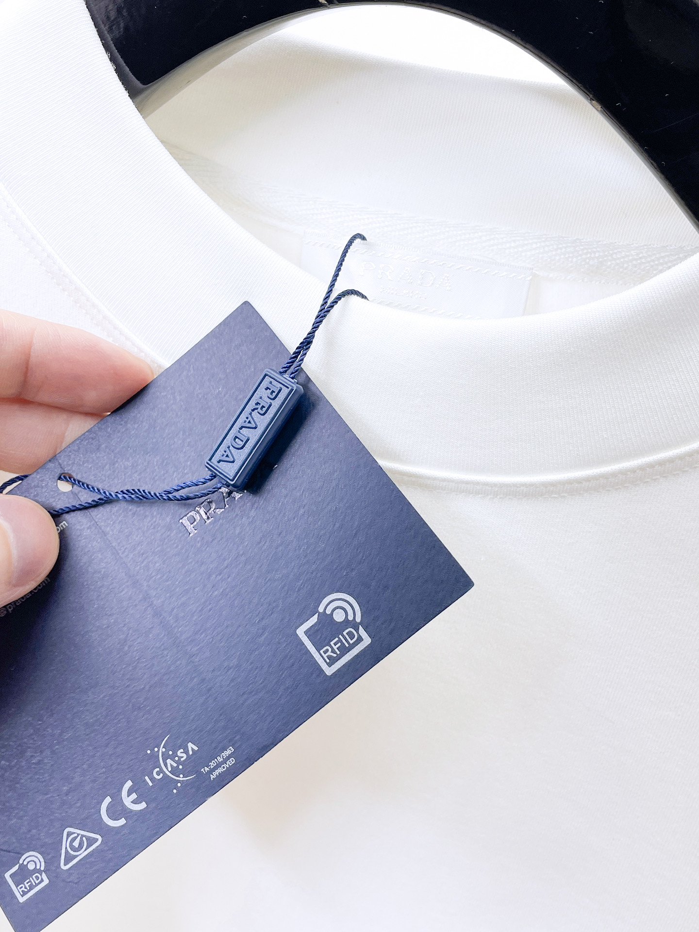 普拉达 精品打底衫 贸易公司订单 25SS 秋冬新款意式轻奢男士休闲长袖打底衫长袖 T恤 卫衣平整的抗皱