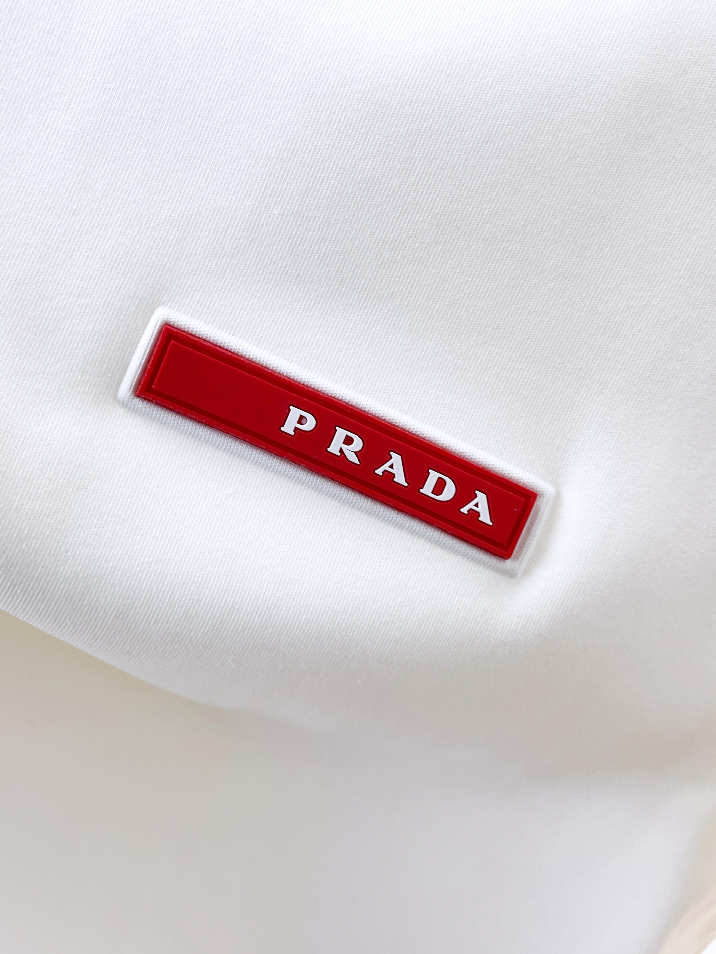 普拉达 精品打底衫 贸易公司订单 25SS 秋冬新款意式轻奢男士休闲长袖打底衫长袖 T恤 卫衣平整的抗皱