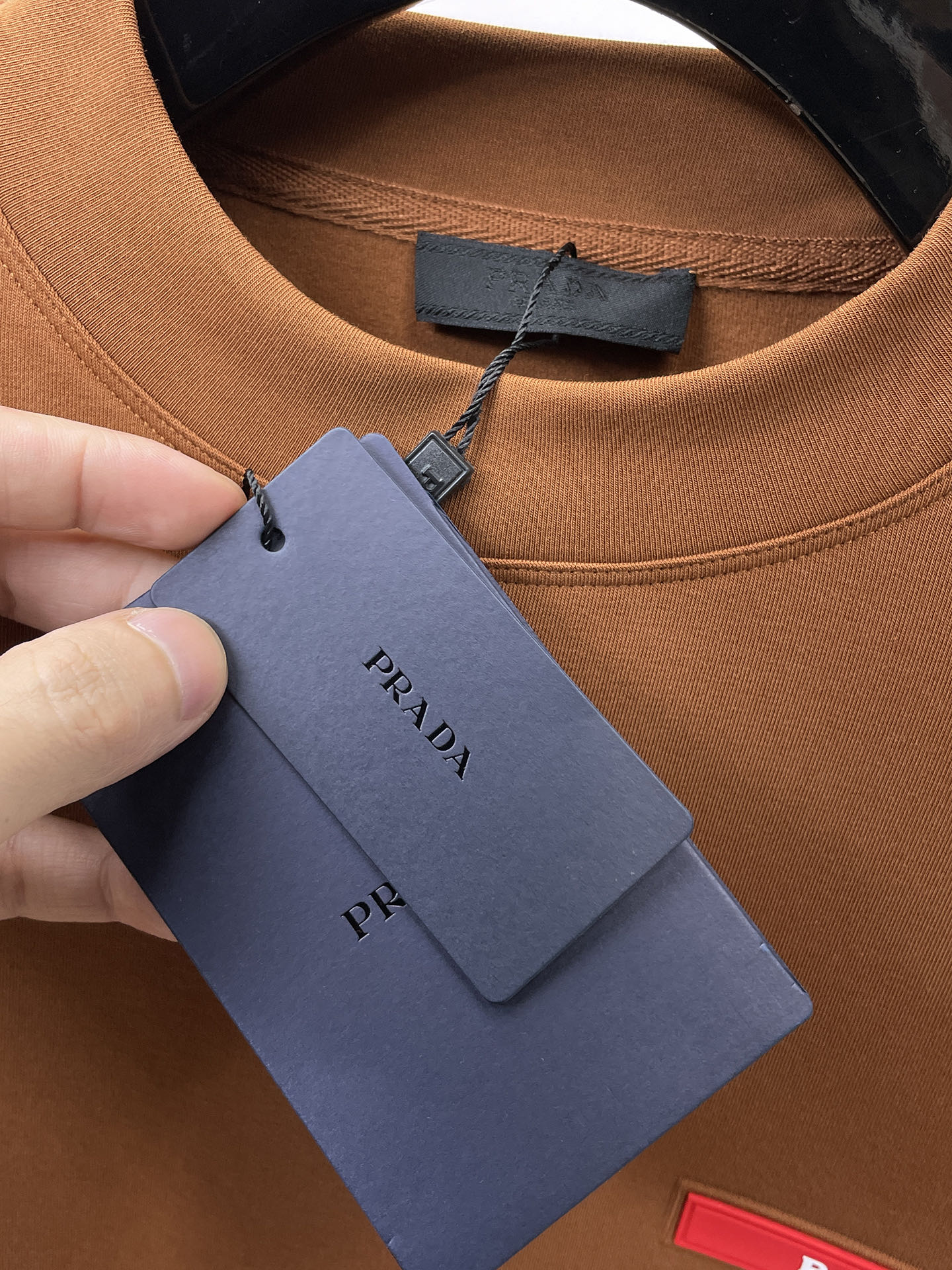 普拉达 精品打底衫 贸易公司订单 25SS 秋冬新款意式轻奢男士休闲长袖打底衫长袖 T恤 卫衣平整的抗皱