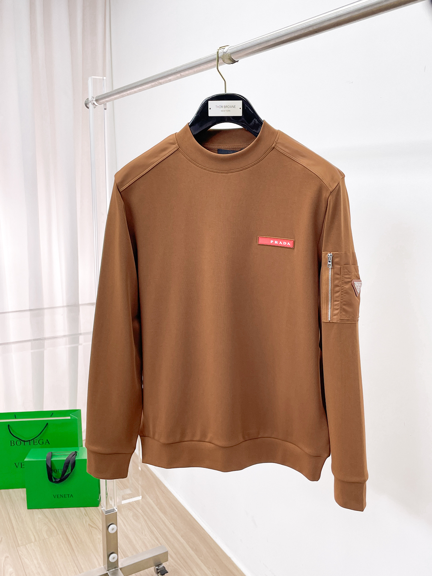 普拉达 精品打底衫 贸易公司订单 25SS 秋冬新款意式轻奢男士休闲长袖打底衫长袖 T恤 卫衣平整的抗皱