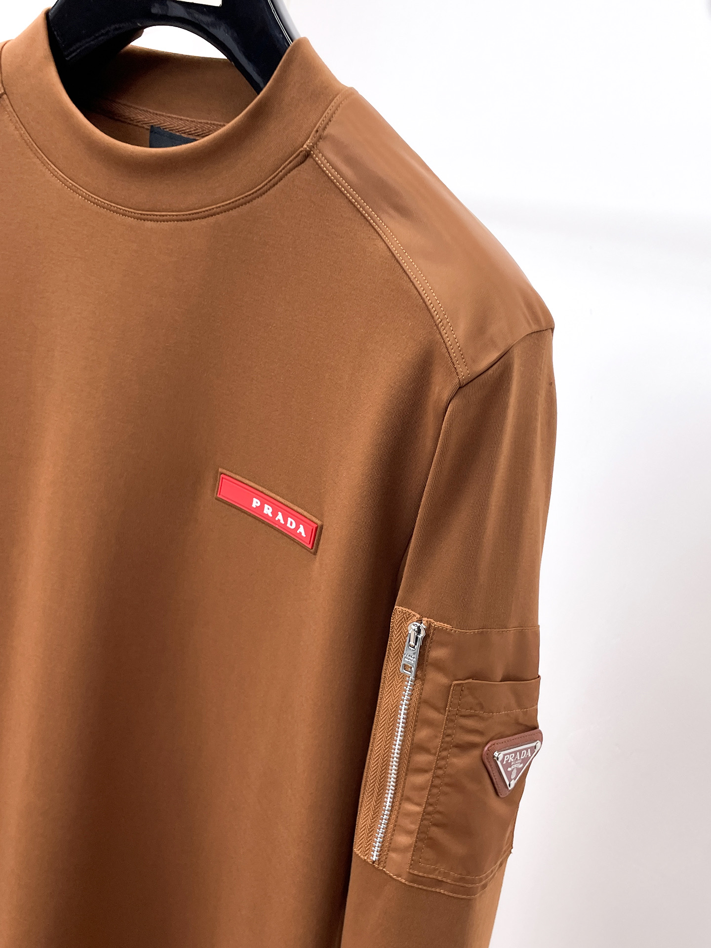 普拉达 精品打底衫 贸易公司订单 25SS 秋冬新款意式轻奢男士休闲长袖打底衫长袖 T恤 卫衣平整的抗皱