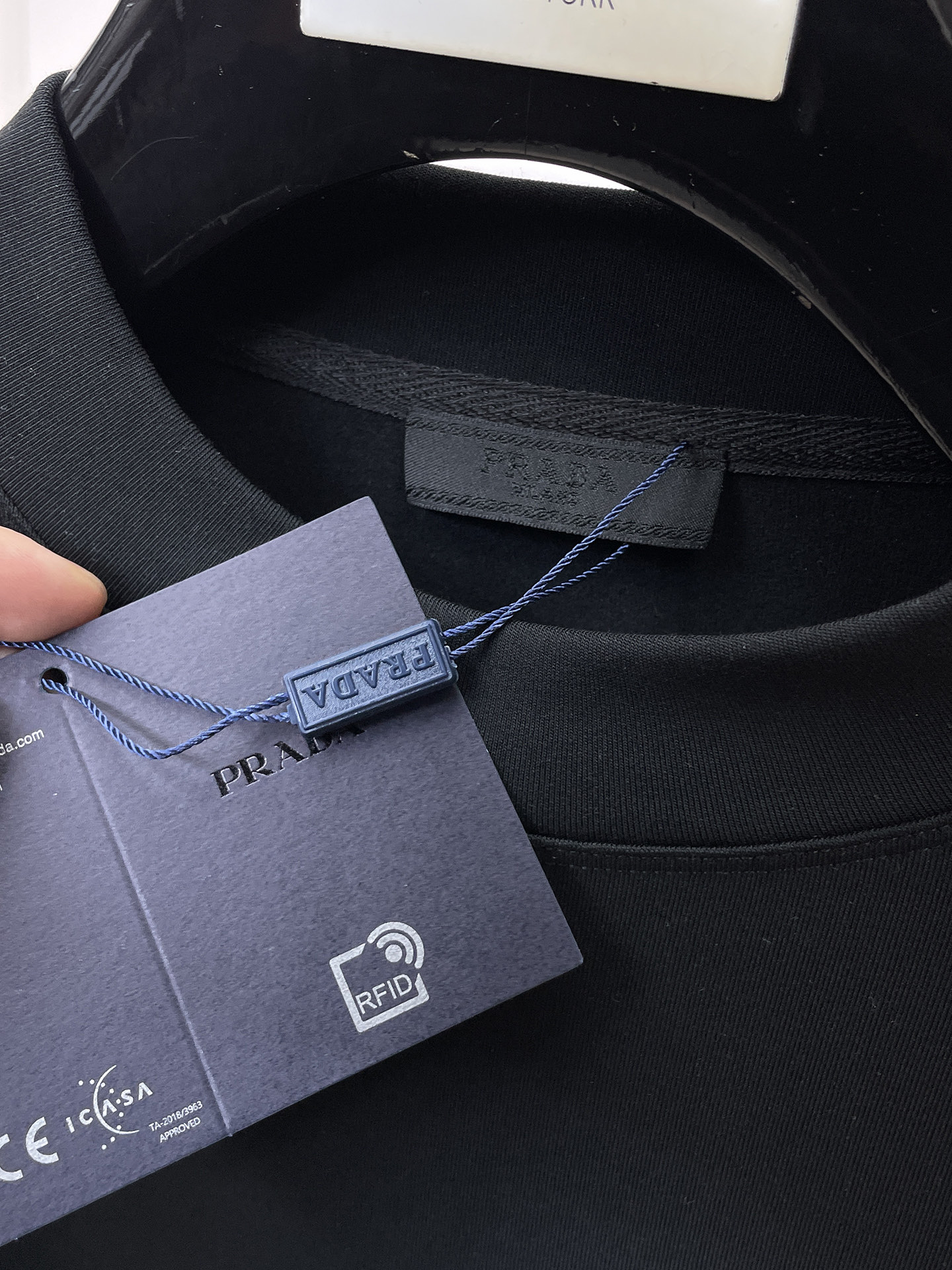 普拉达 精品打底衫 贸易公司订单 25SS 秋冬新款意式轻奢男士休闲长袖打底衫长袖 T恤 卫衣平整的抗皱