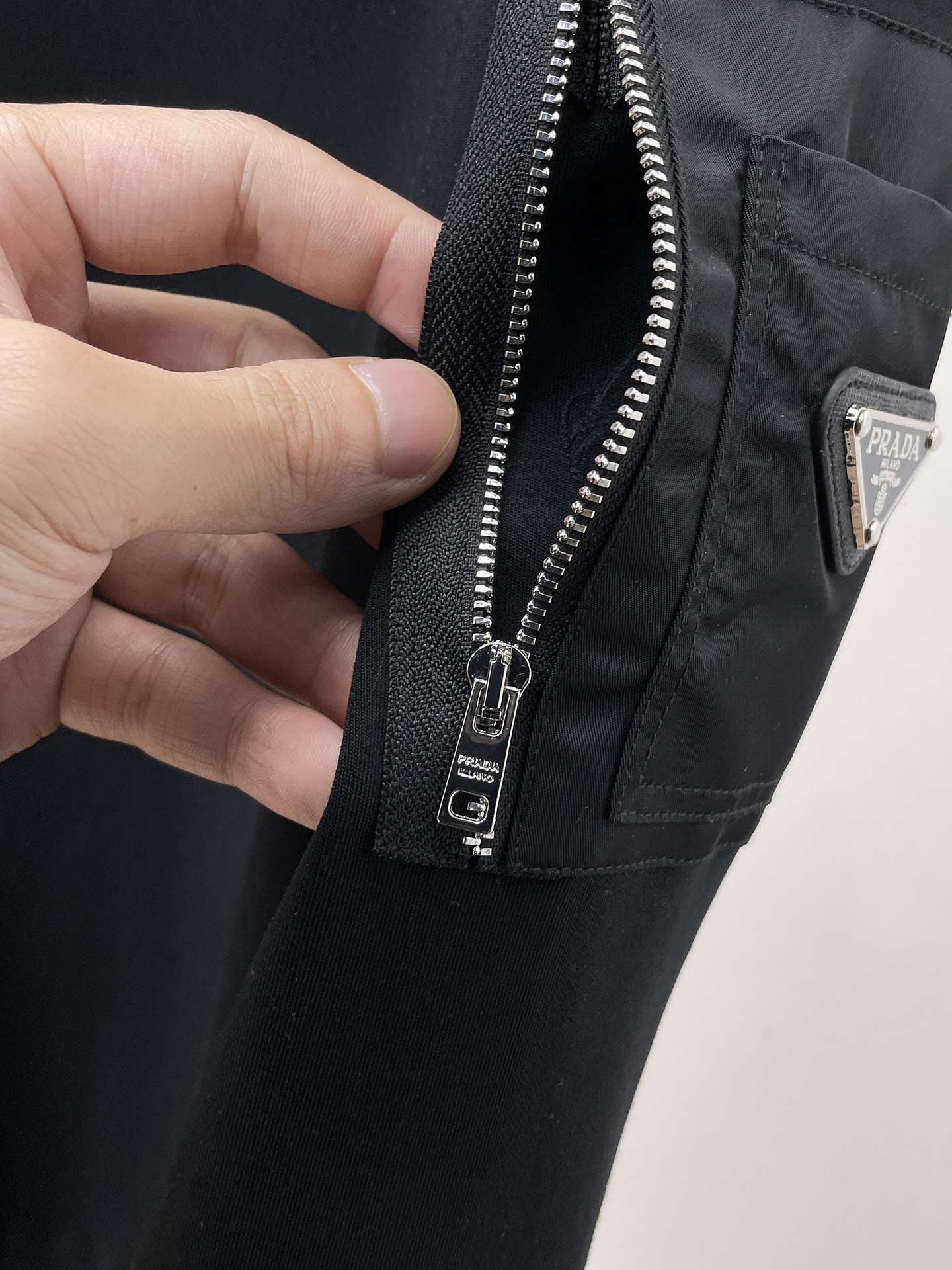 普拉达 精品打底衫 贸易公司订单 25SS 秋冬新款意式轻奢男士休闲长袖打底衫长袖 T恤 卫衣平整的抗皱