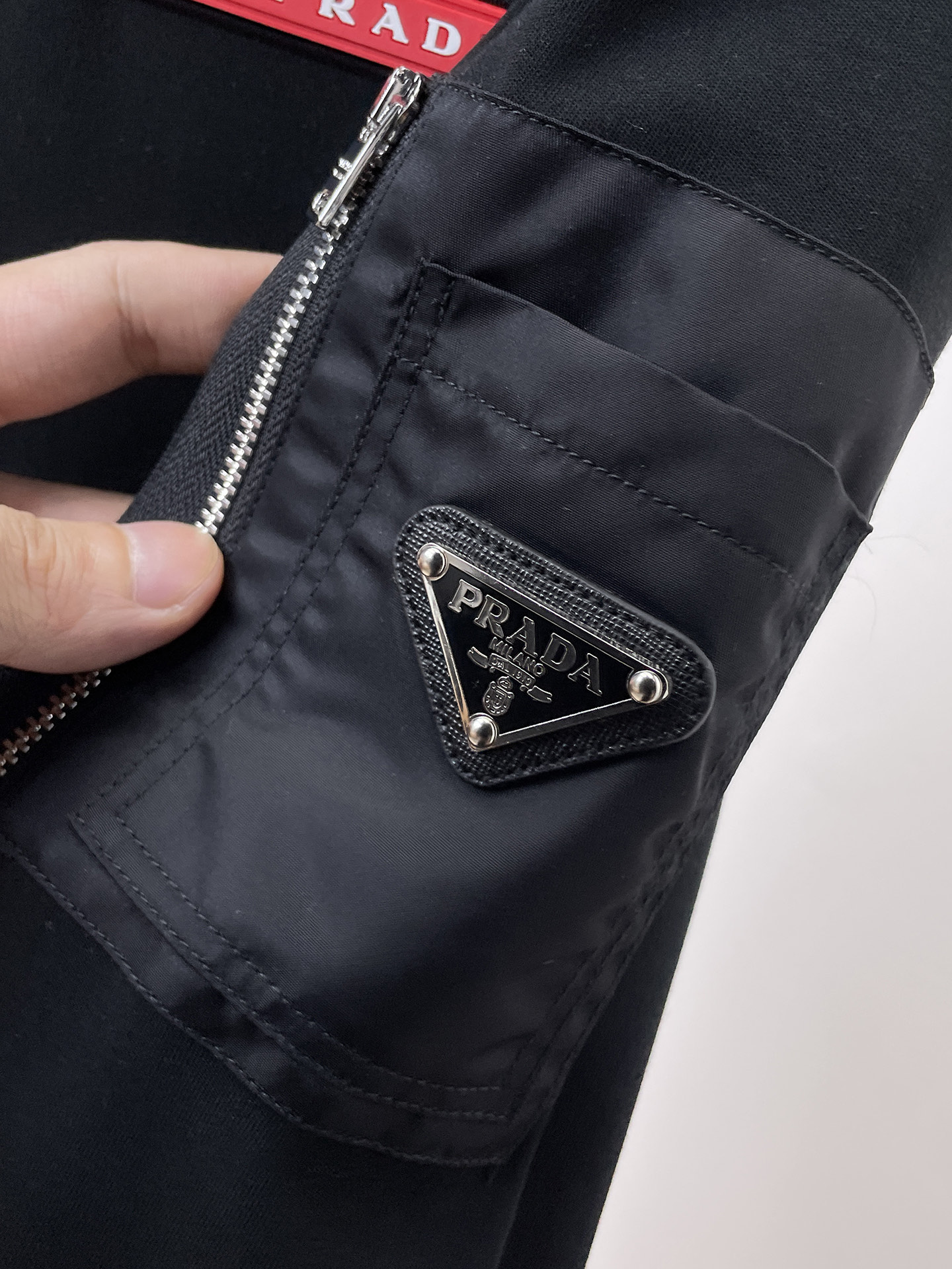 普拉达 精品打底衫 贸易公司订单 25SS 秋冬新款意式轻奢男士休闲长袖打底衫长袖 T恤 卫衣平整的抗皱