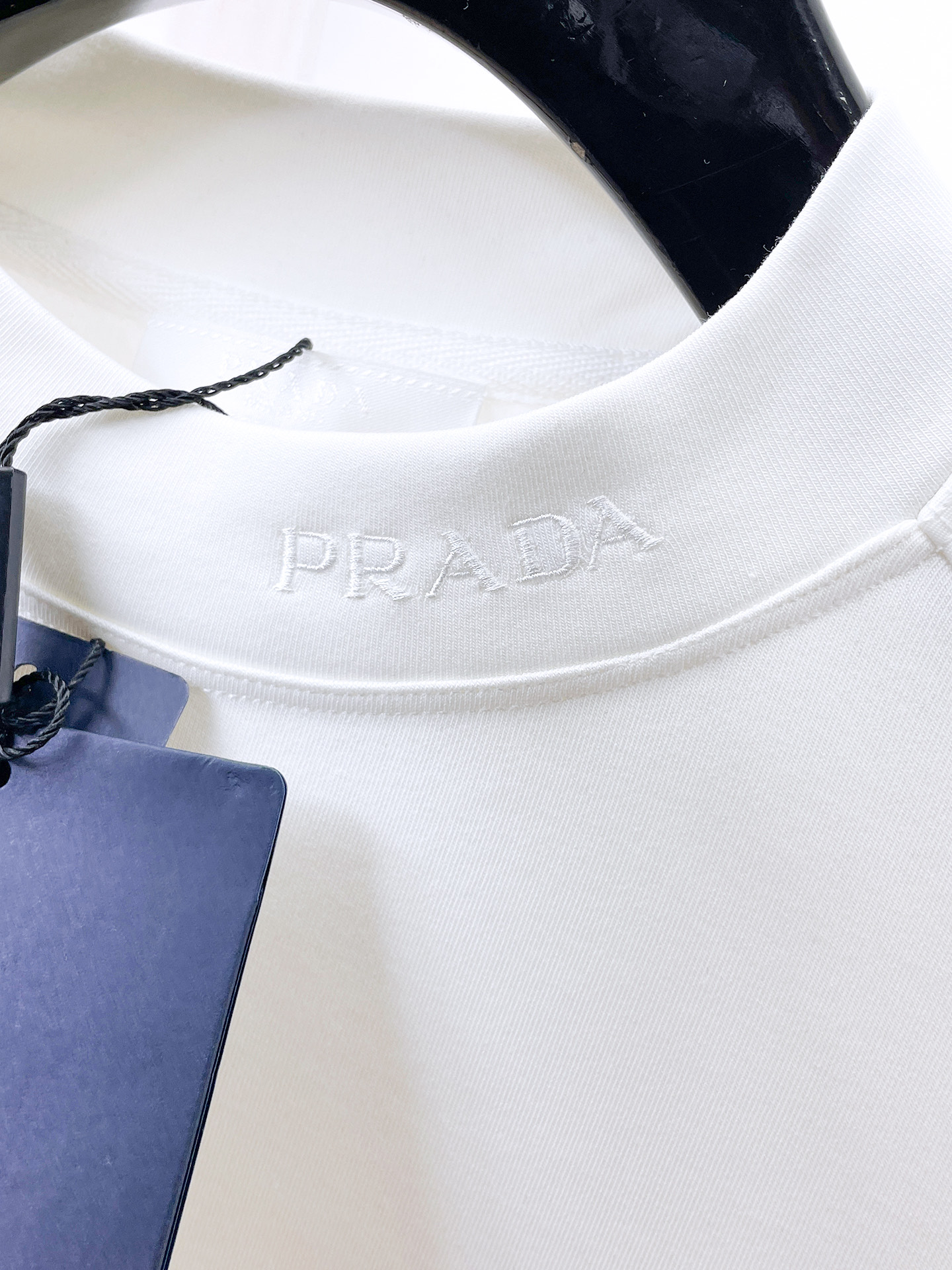 普拉达 精品打底衫 贸易公司订单 25SS 秋冬新款意式轻奢男士休闲长袖打底衫长袖 T恤 卫衣平整的抗皱