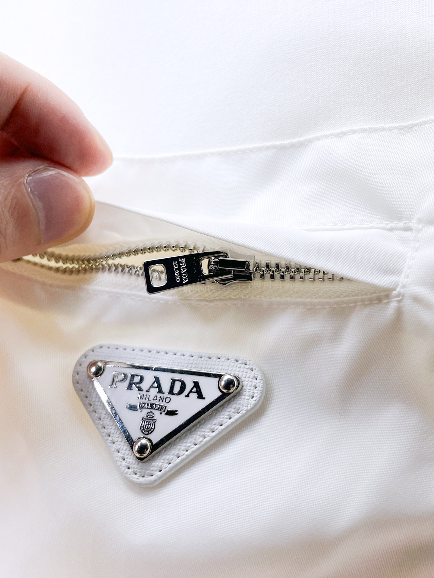 普拉达 精品打底衫 贸易公司订单 25SS 秋冬新款意式轻奢男士休闲长袖打底衫长袖 T恤 卫衣平整的抗皱