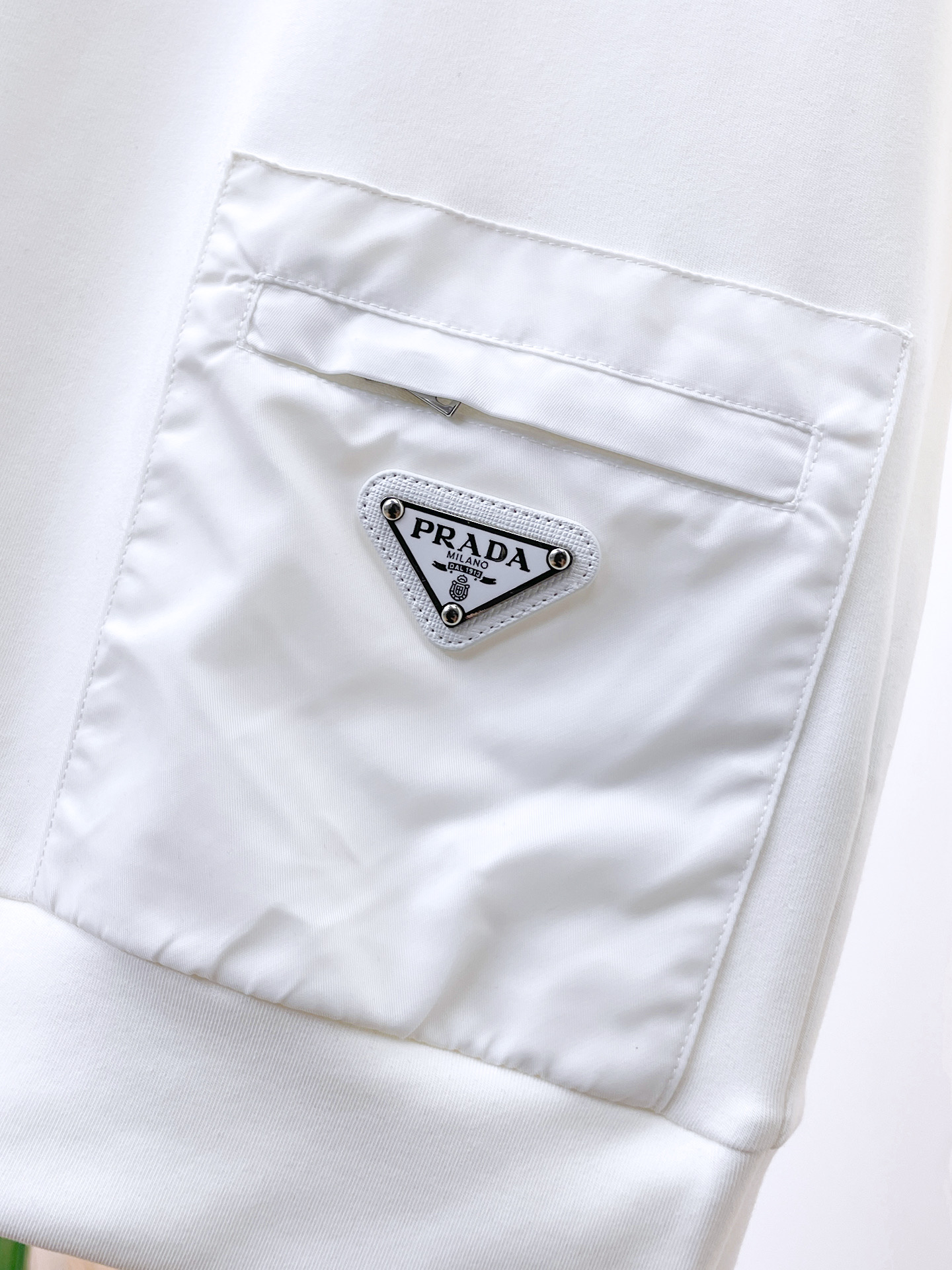 普拉达 精品打底衫 贸易公司订单 25SS 秋冬新款意式轻奢男士休闲长袖打底衫长袖 T恤 卫衣平整的抗皱