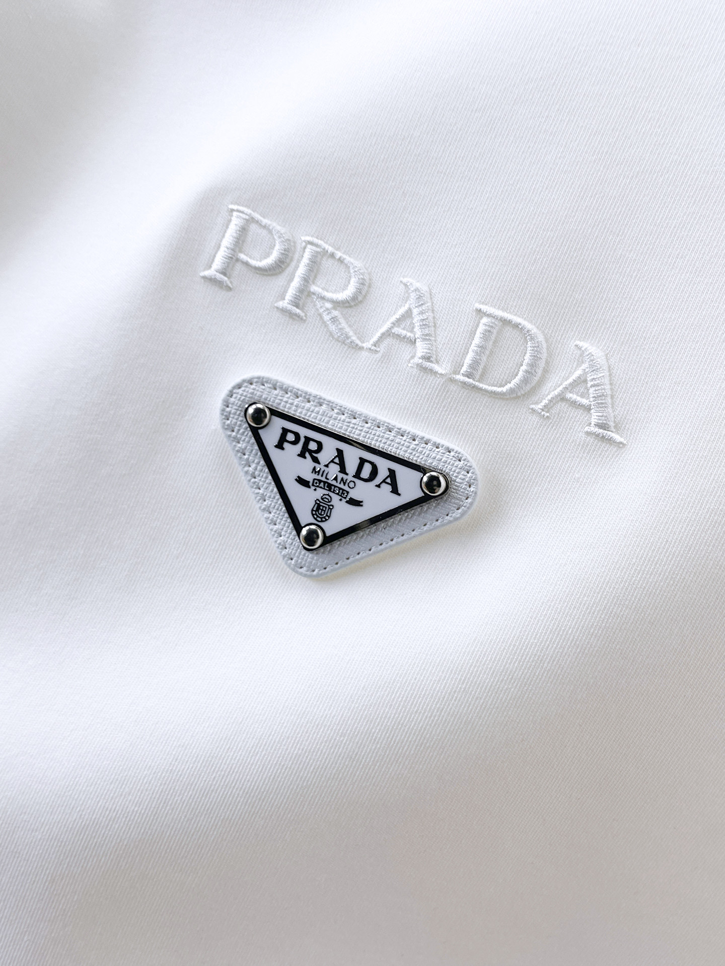 普拉达 精品打底衫 贸易公司订单 25SS 秋冬新款意式轻奢男士休闲长袖打底衫长袖 T恤 卫衣平整的抗皱