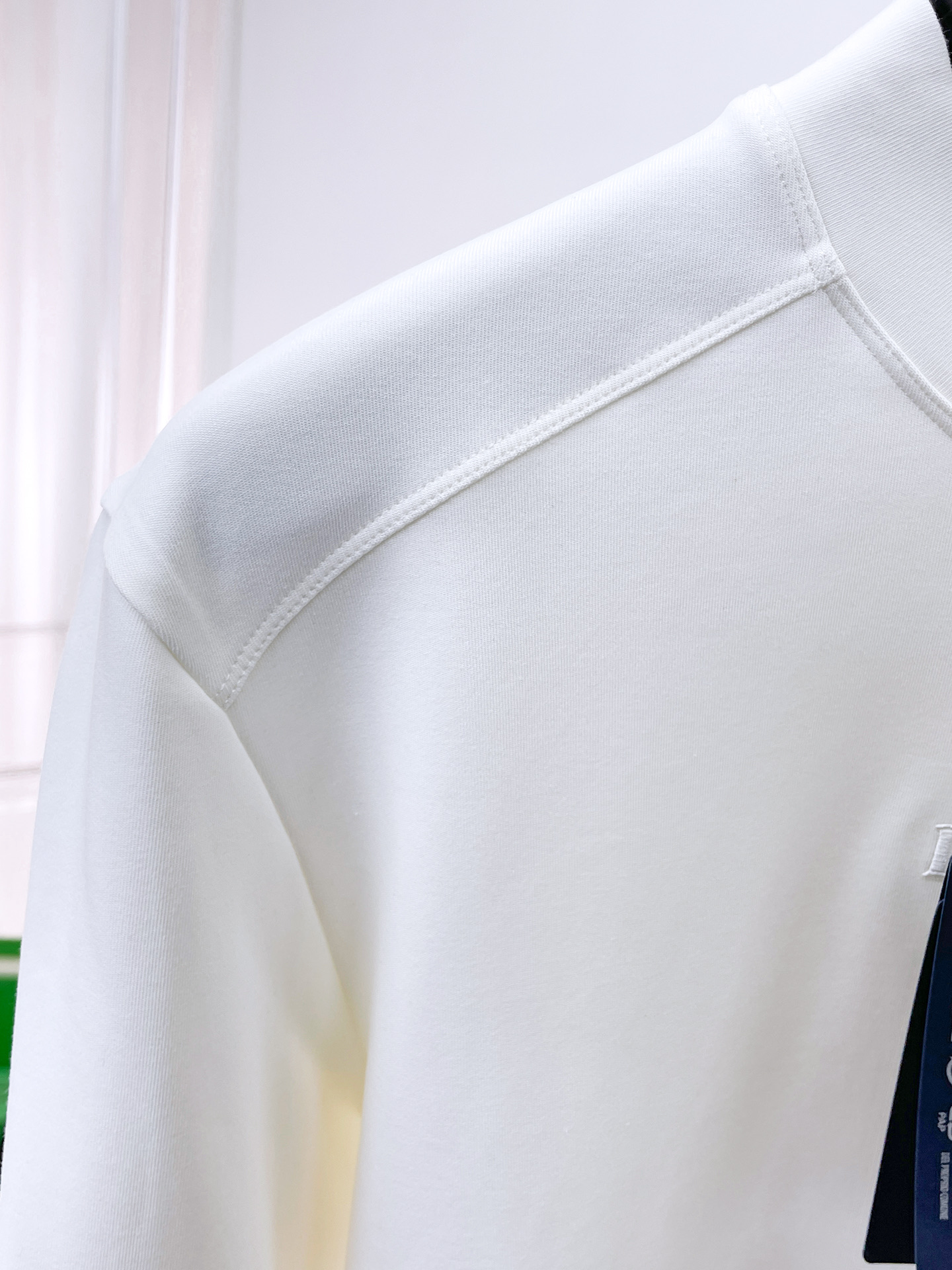 普拉达 精品打底衫 贸易公司订单 25SS 秋冬新款意式轻奢男士休闲长袖打底衫长袖 T恤 卫衣平整的抗皱