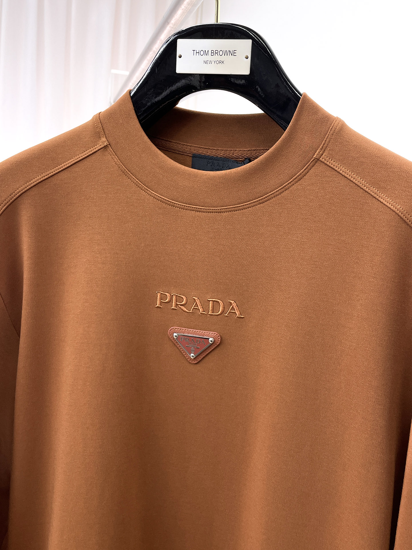 普拉达 精品打底衫 贸易公司订单 25SS 秋冬新款意式轻奢男士休闲长袖打底衫长袖 T恤 卫衣平整的抗皱