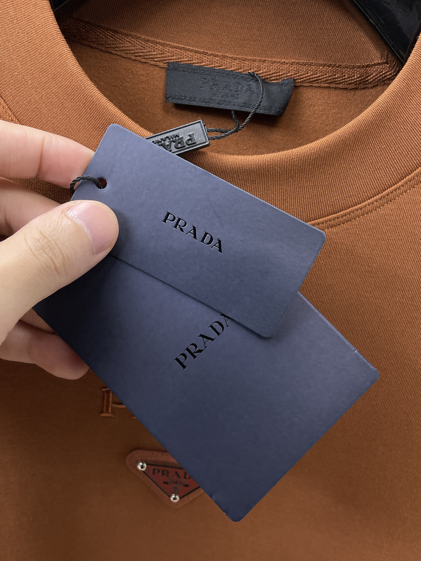 普拉达 精品打底衫 贸易公司订单 25SS 秋冬新款意式轻奢男士休闲长袖打底衫长袖 T恤 卫衣平整的抗皱