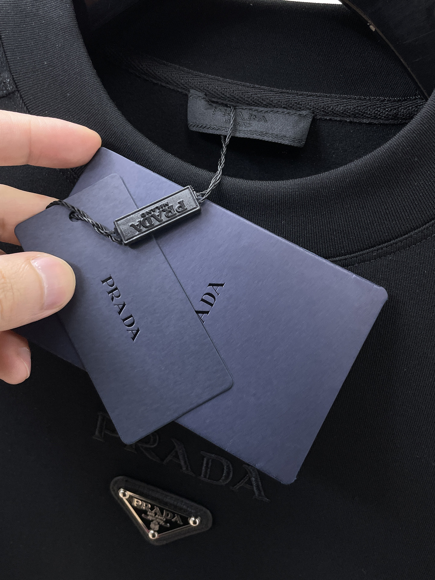 普拉达 精品打底衫 贸易公司订单 25SS 秋冬新款意式轻奢男士休闲长袖打底衫长袖 T恤 卫衣平整的抗皱