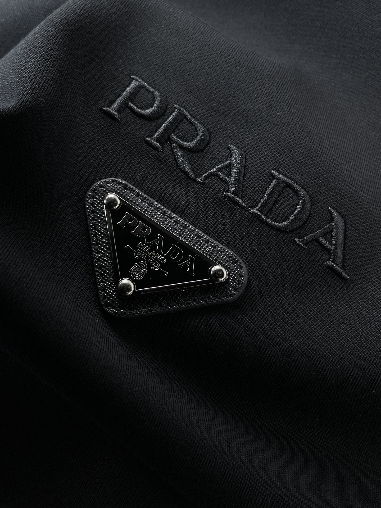 普拉达 精品打底衫 贸易公司订单 25SS 秋冬新款意式轻奢男士休闲长袖打底衫长袖 T恤 卫衣平整的抗皱