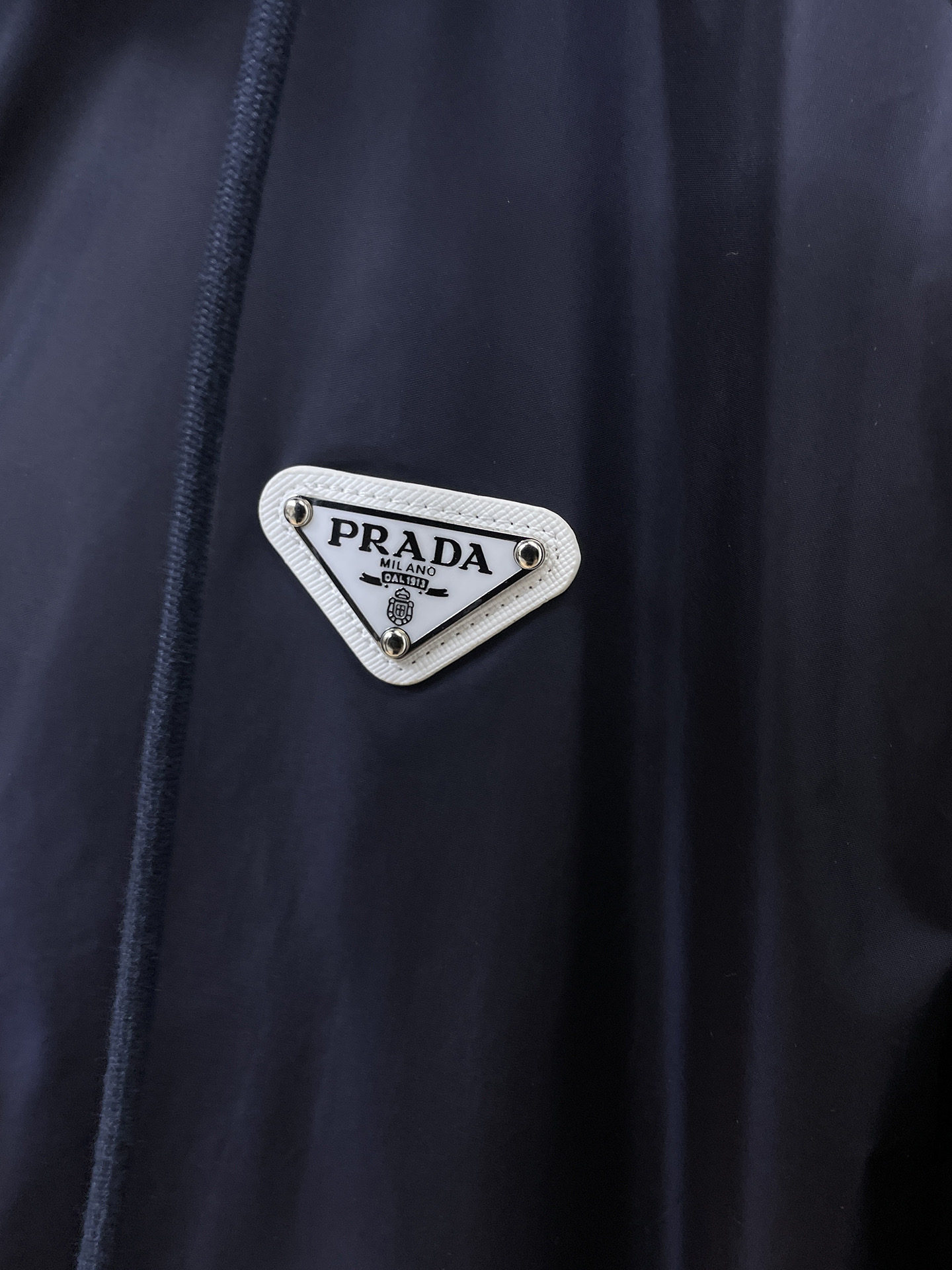 普拉达 2025FW男士秋冬连帽棉衣夹克男装外套，休闲日常穿搭单品！上身修饰身形、定制面料将时装美学和新