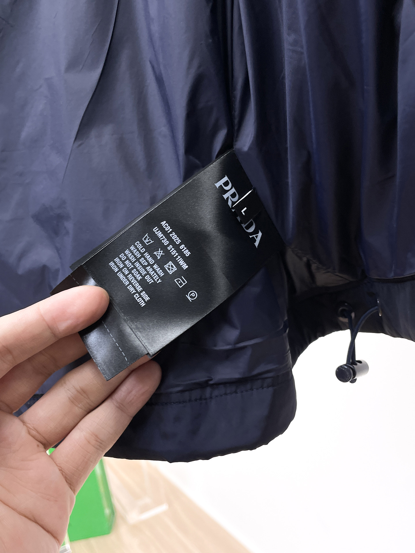 普拉达 2025FW男士秋冬连帽棉衣夹克男装外套，休闲日常穿搭单品！上身修饰身形、定制面料将时装美学和新