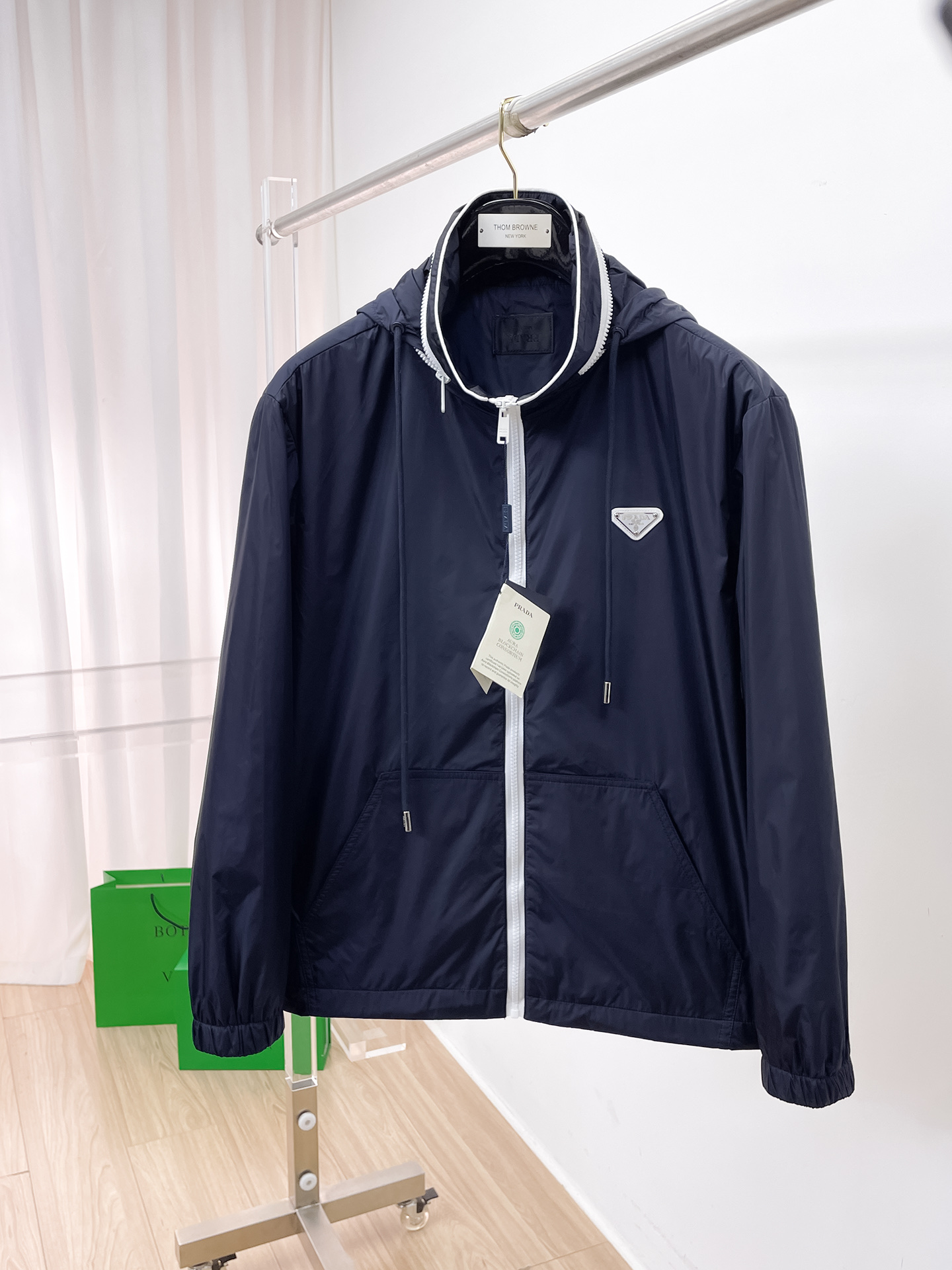 普拉达 2025FW男士秋冬连帽棉衣夹克男装外套，休闲日常穿搭单品！上身修饰身形、定制面料将时装美学和新