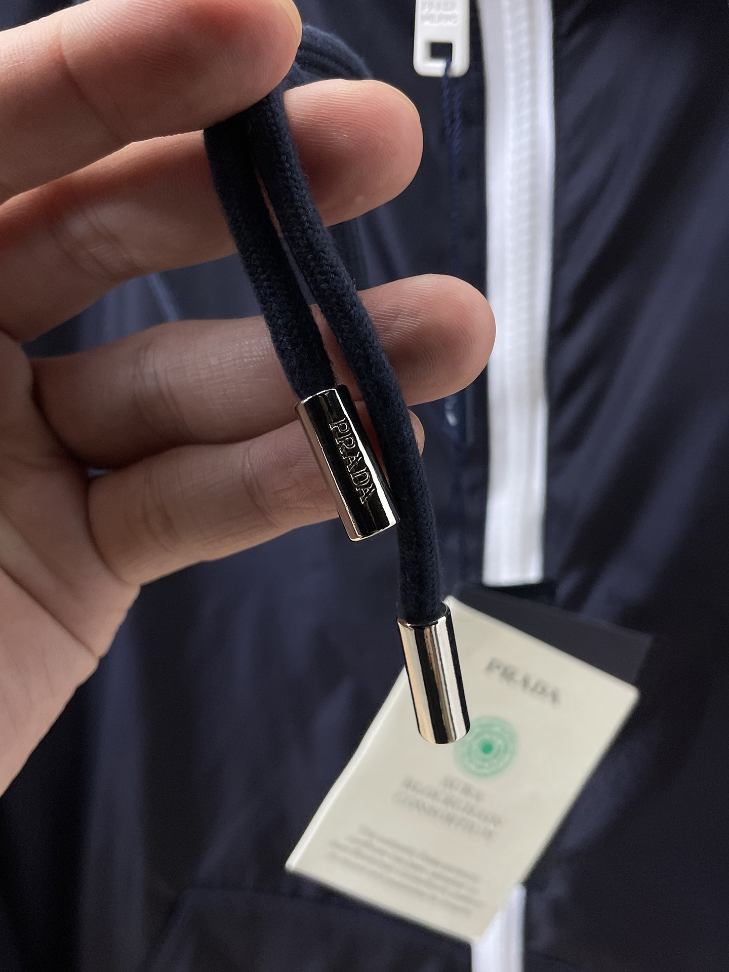 普拉达 2025FW男士秋冬连帽棉衣夹克男装外套，休闲日常穿搭单品！上身修饰身形、定制面料将时装美学和新