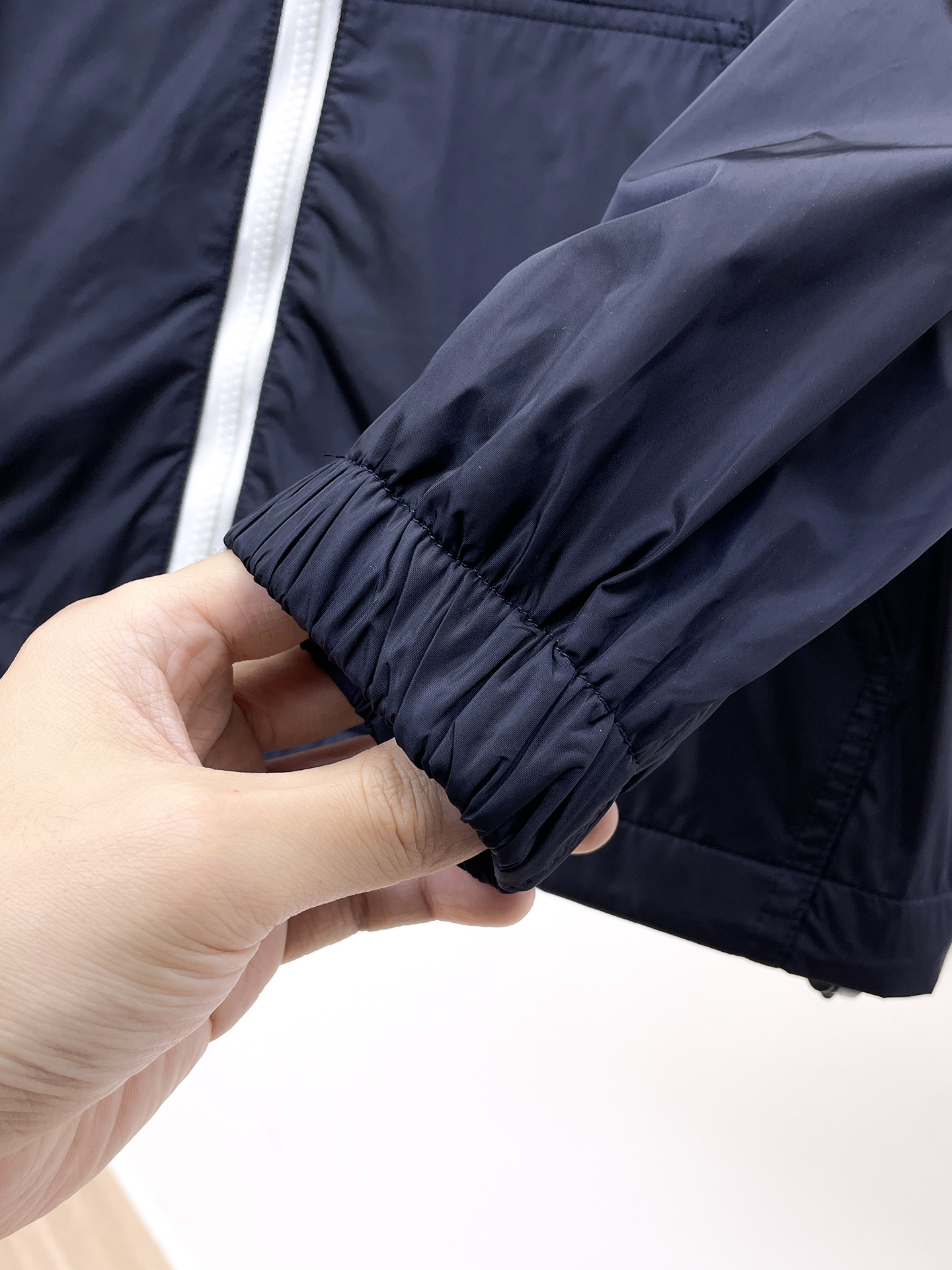 普拉达 2025FW男士秋冬连帽棉衣夹克男装外套，休闲日常穿搭单品！上身修饰身形、定制面料将时装美学和新