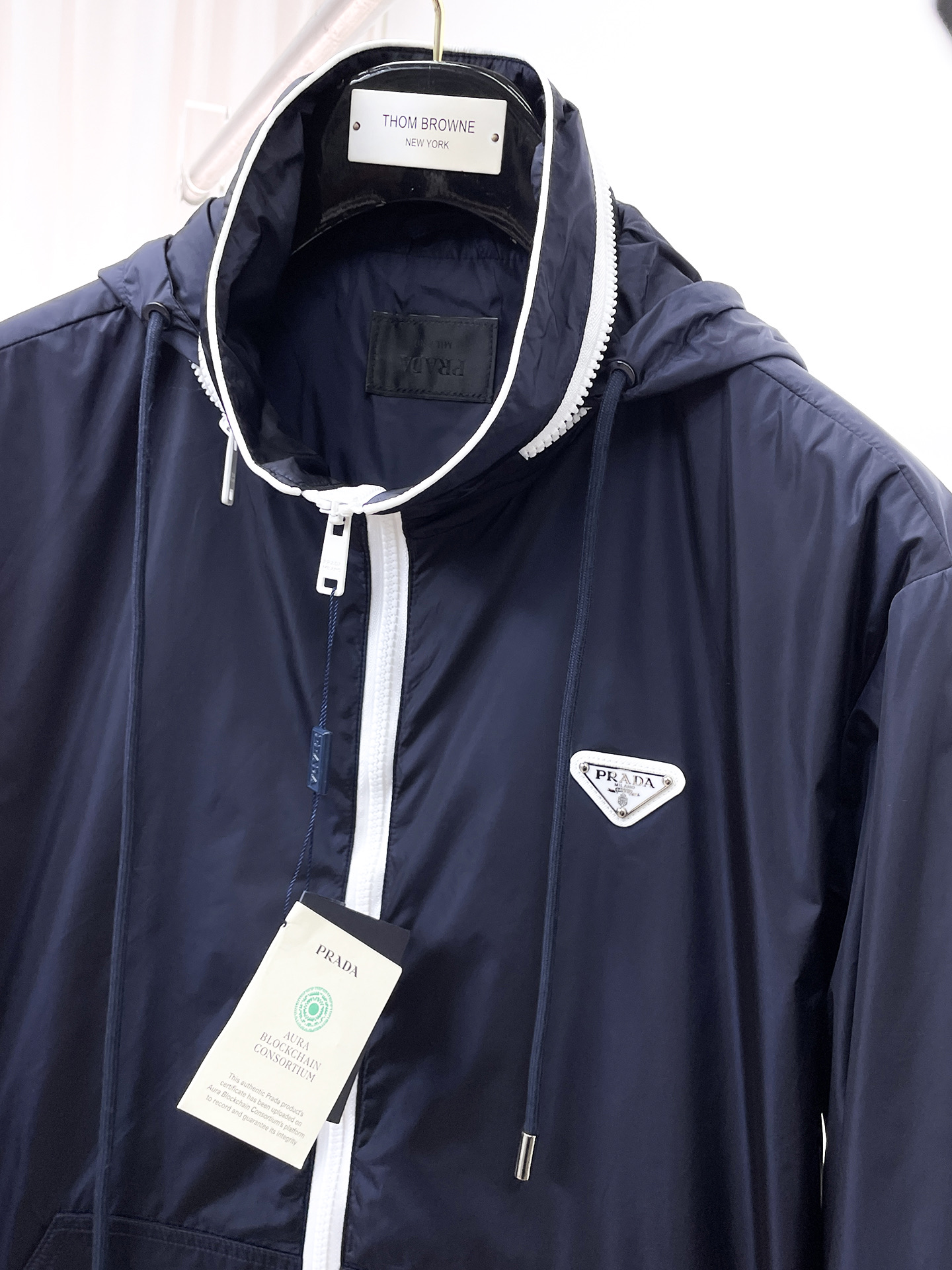 普拉达 2025FW男士秋冬连帽棉衣夹克男装外套，休闲日常穿搭单品！上身修饰身形、定制面料将时装美学和新