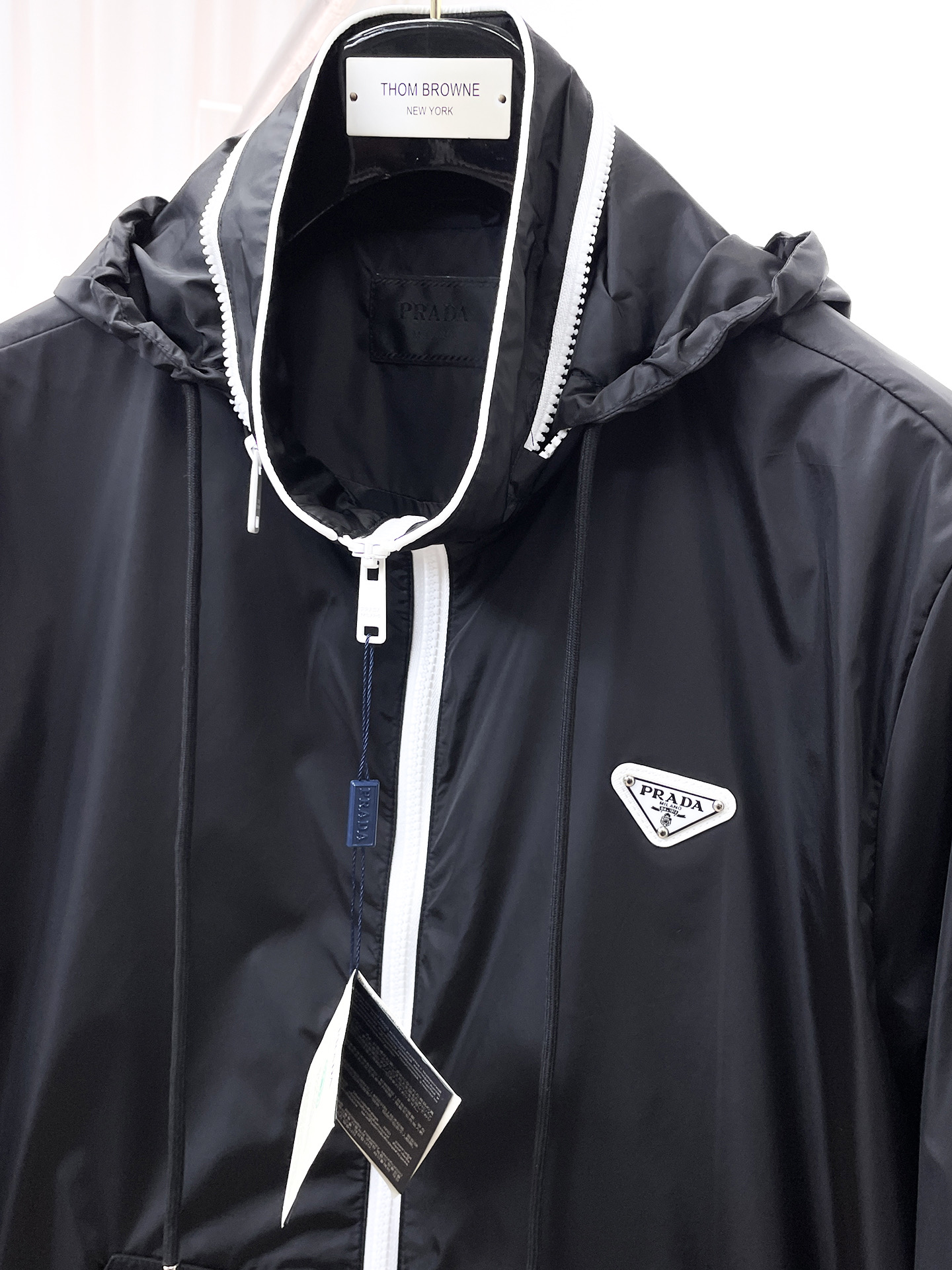 普拉达 2025FW男士秋冬连帽棉衣夹克男装外套，休闲日常穿搭单品！上身修饰身形、定制面料将时装美学和新