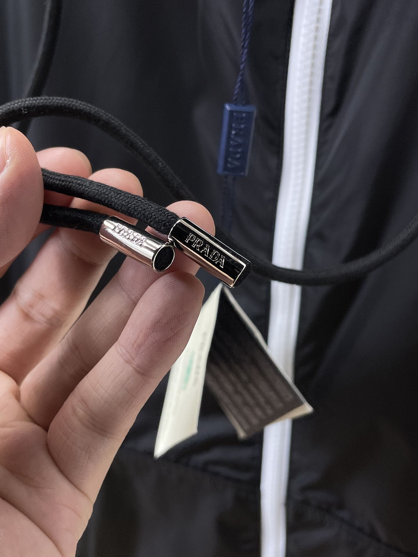 普拉达 2025FW男士秋冬连帽棉衣夹克男装外套，休闲日常穿搭单品！上身修饰身形、定制面料将时装美学和新