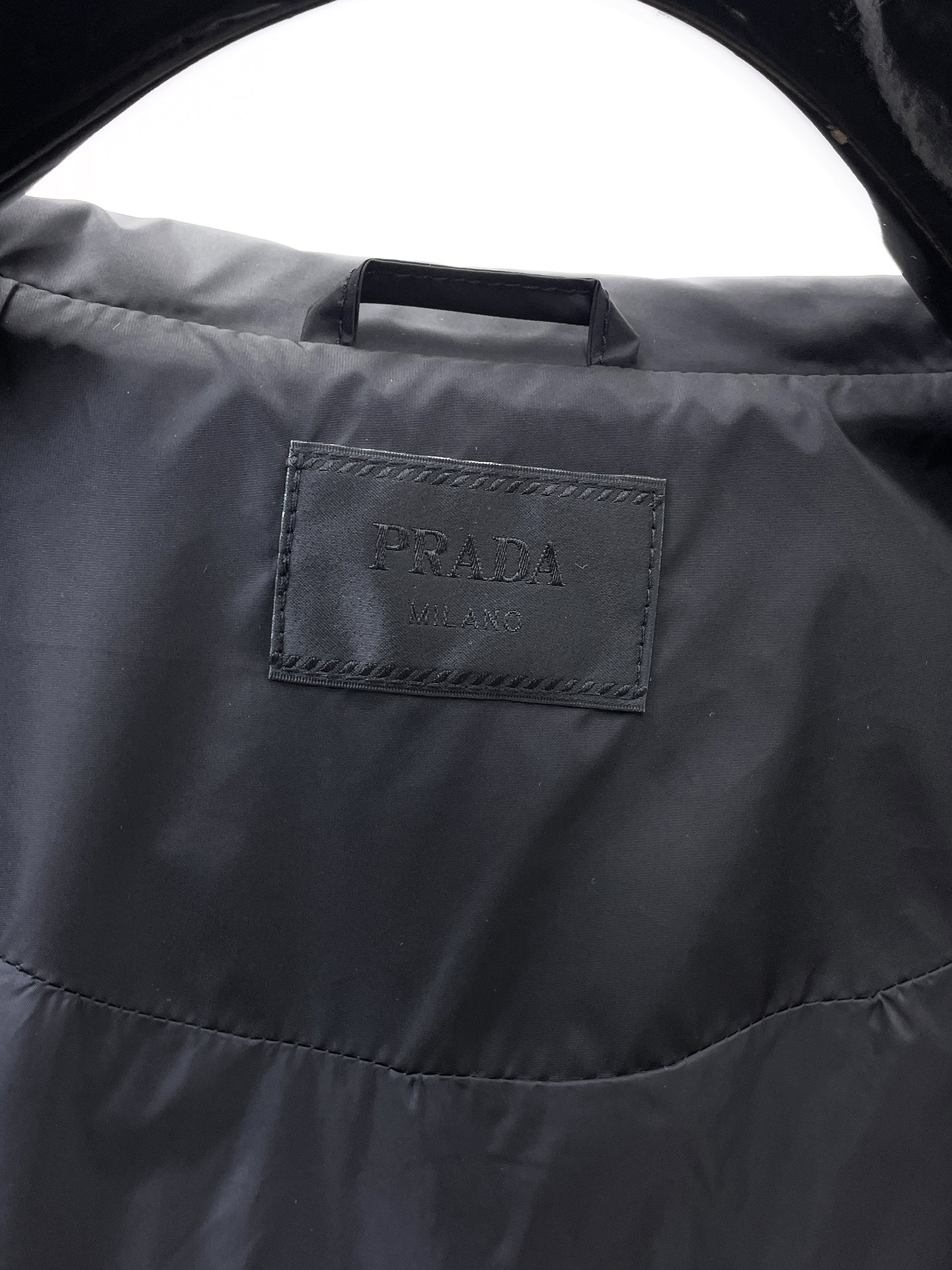 普拉达 2025FW男士秋冬连帽棉衣夹克男装外套，休闲日常穿搭单品！上身修饰身形、定制面料将时装美学和新