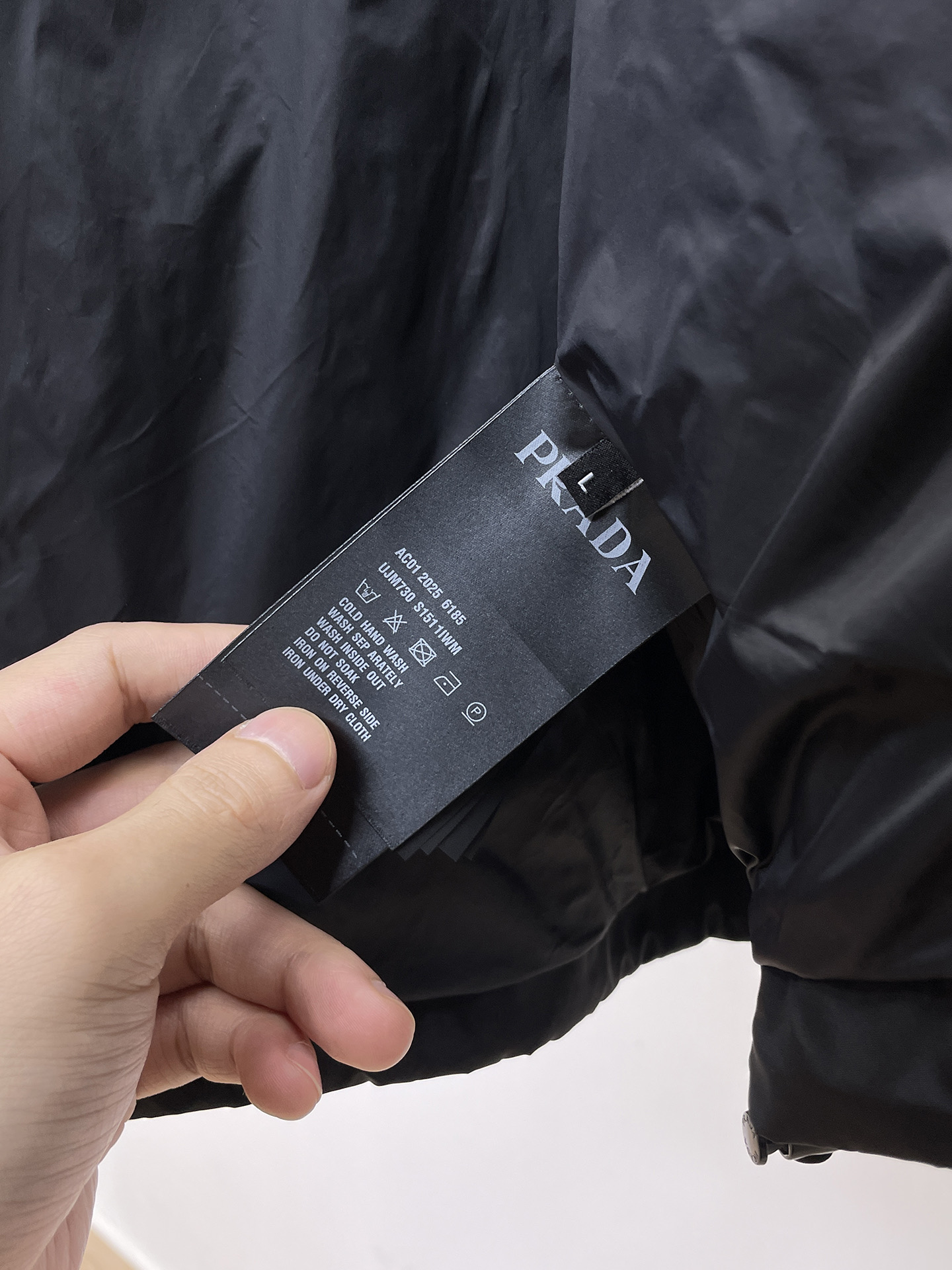 普拉达 2025FW男士秋冬连帽棉衣夹克男装外套，休闲日常穿搭单品！上身修饰身形、定制面料将时装美学和新