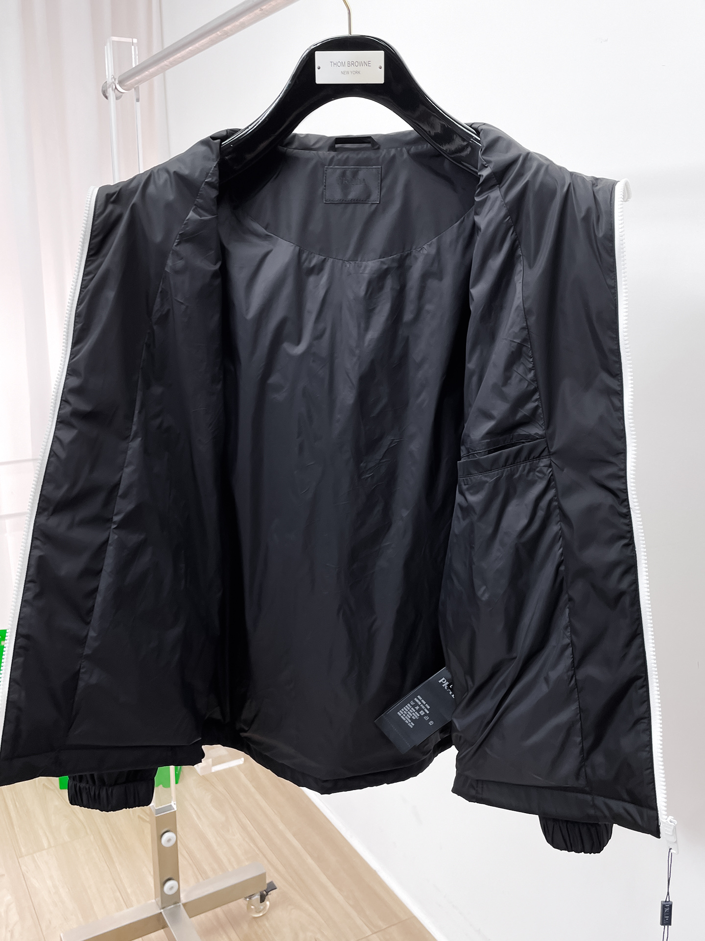 普拉达 2025FW男士秋冬连帽棉衣夹克男装外套，休闲日常穿搭单品！上身修饰身形、定制面料将时装美学和新