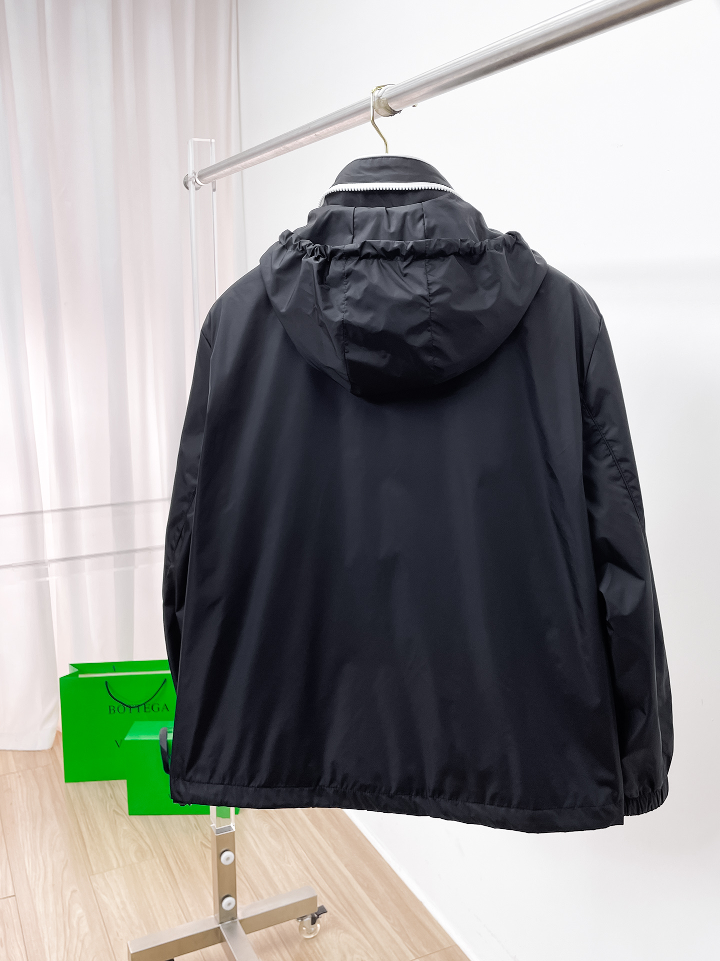 普拉达 2025FW男士秋冬连帽棉衣夹克男装外套，休闲日常穿搭单品！上身修饰身形、定制面料将时装美学和新