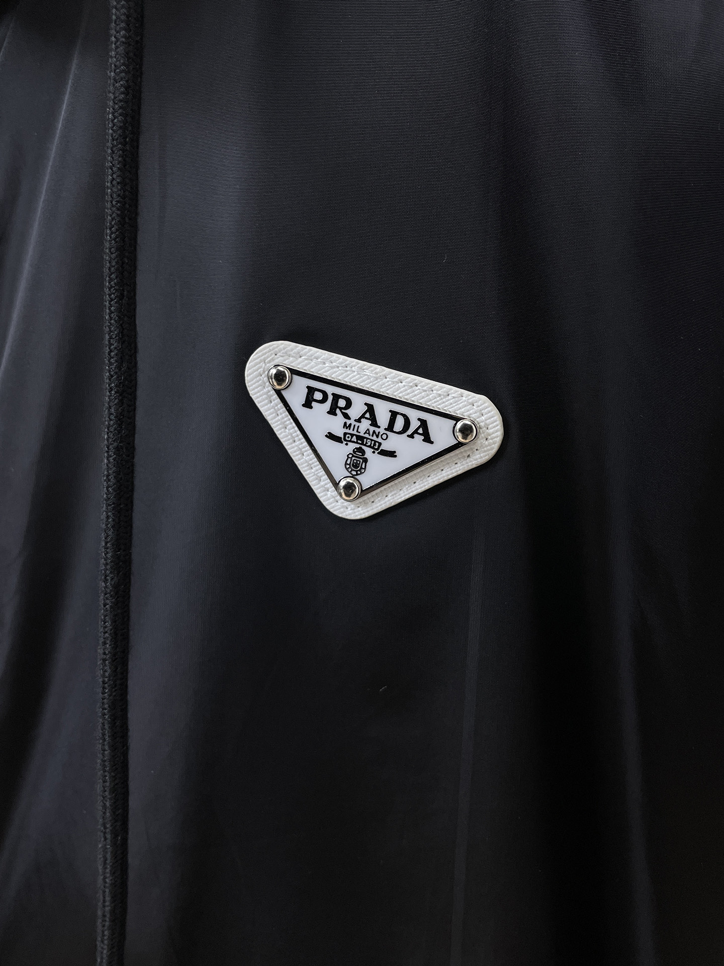 普拉达 2025FW男士秋冬连帽棉衣夹克男装外套，休闲日常穿搭单品！上身修饰身形、定制面料将时装美学和新