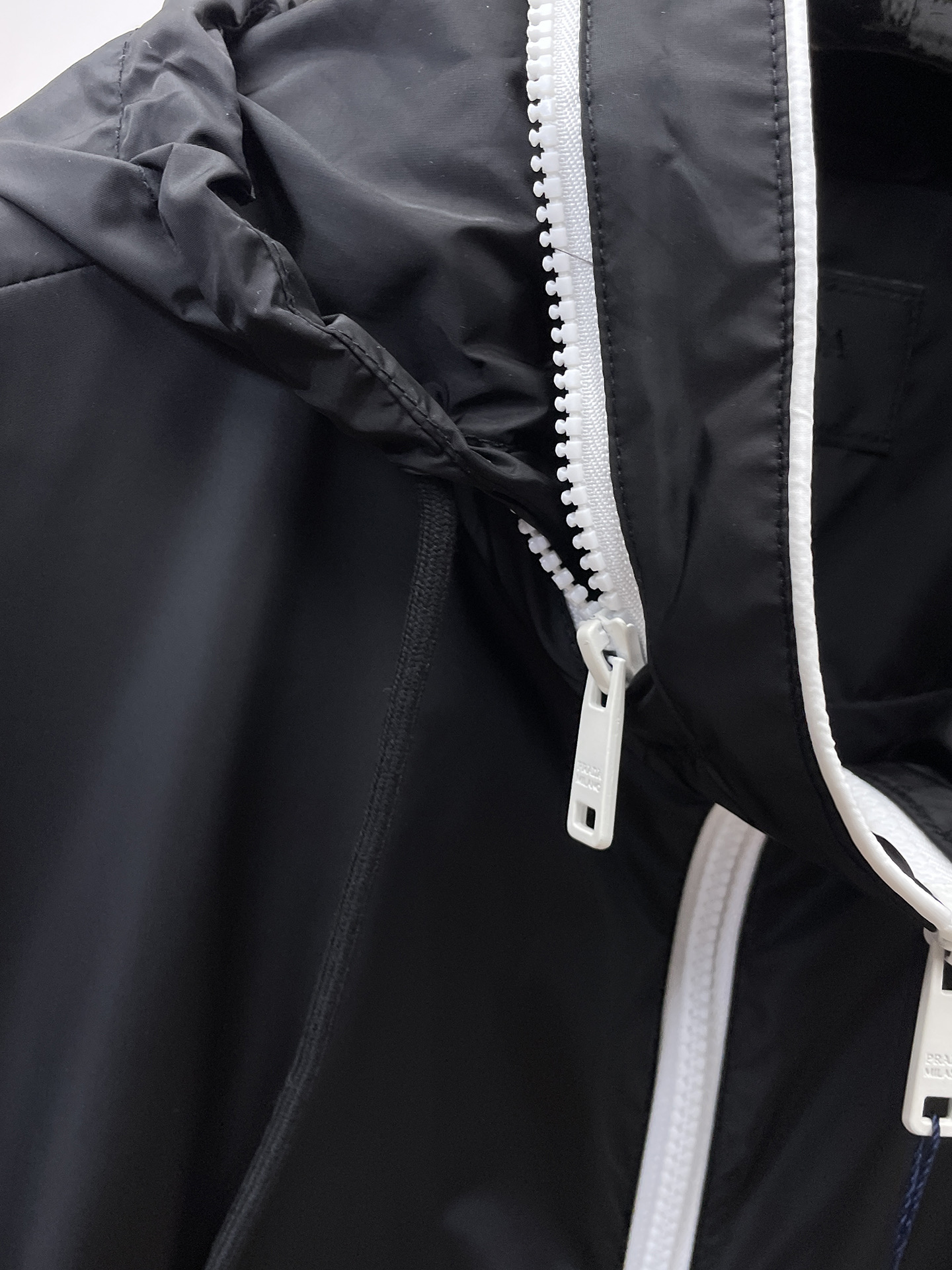 普拉达 2025FW男士秋冬连帽棉衣夹克男装外套，休闲日常穿搭单品！上身修饰身形、定制面料将时装美学和新