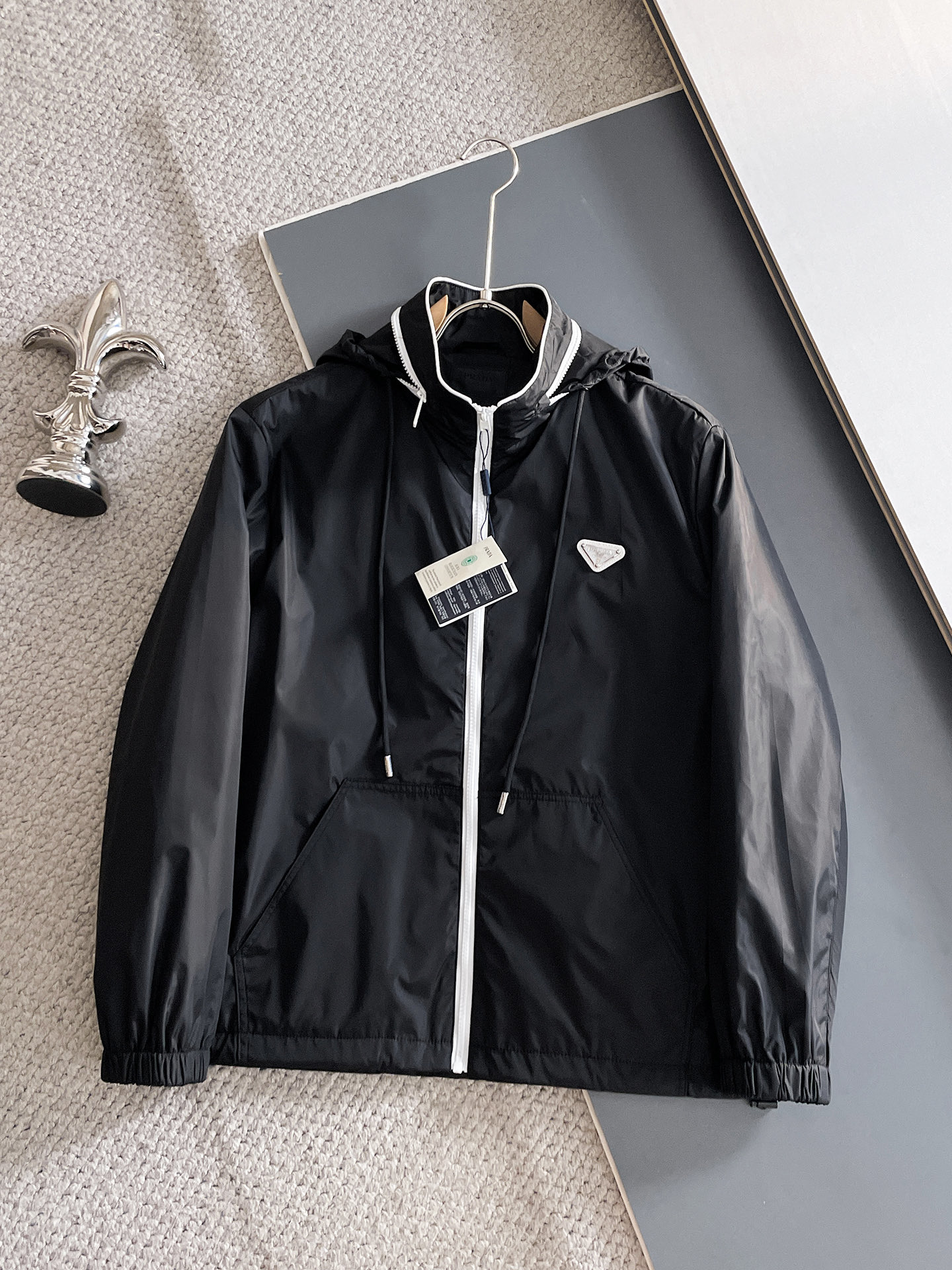 NO:660911,Prada 2025FW Men's Autumn and Winter Hooded Cotton Jacket Men's Jacket, a casual daily wear item!  The upper body is flattering to the body shape, and the customized fabrics perfectly integrate fashion aesthetics and new urban business and casual concepts. You can choose classic styles from different styles, which will never go out of style. A jacket can unlock a variety of styles. Simple but not simple, details highlight quality. Temperature and style, I want it. Break the routine and dress yourself. Trends are fleeting, but style is forever. Light and comfortable, free to move. Full of aura, the must-have shirt for the workplace leads the trend, wear your attitude, fearless of challenges, youthful vitality, cost-effective choice  The whole body interprets Italian sophistication and outdoor functional style to the extreme, both solemn and harmonious, creating a unique style item. The overall outline tends to be simple, and the individual and yuppie detail processing enriches the overall vision. The wardrobe is perfect for business and leisure and has a high attendance rate!  It's something you can meet but can't ask for!  48-56 (please state your height and weight when placing an order 08,,prada,jackets & coats,jackets & coats,hats, 19860909普拉达 2025FW男士秋冬连帽棉衣夹克男装外套,休闲日常穿搭单品！上身修饰身形、定制面料将时装美学和新都市商务休闲概念完美融合,不同风格任你选经典款,永不过时 一件外套,解锁百变风格 简约而不简单,细节彰显品质.温度与风度,我都要.打破常规,穿出自我.潮流易逝,风格永存 轻便舒适,活动自如.气场全开,职场必备战袍引领潮流,穿出你的态度 无惧挑战 青春活力,性价比之选 通体将意式的干练和户外功能性风格极致诠释,亦庄亦谐,塑造出别具一格的造型单品,整体轮廓趋于简约风格,颇为个性且雅痞的细节处理,丰富了整体视觉.衣橱商务休闲绝佳的高出勤率！可遇而不可求！48-56（下单请报身高体重 08,,prada,jackets & coats,jackets & coats,hats, ,Men's clothing