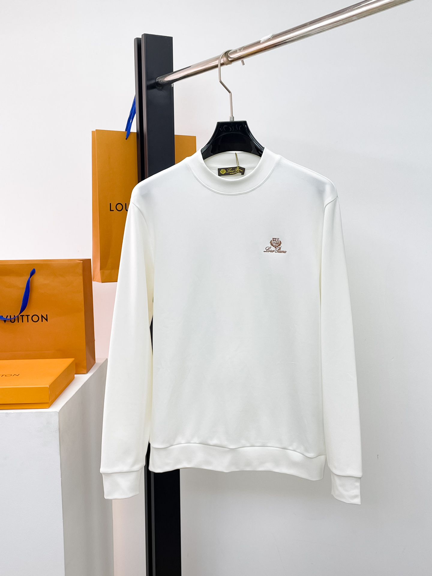 NO:601526,LP Nuoyoupanya boutique bottoming shirt trading company order 25SS new autumn and winter Italian light luxury men's casual long-sleeved bottoming shirt long-sleeved T-shirt sweatshirt. The flat anti-wrinkle performance allows you to always wear it upright and stylish. It shows fine texture and shimmering feeling, soft and moderate smooth drape, anti-wear and no pilling, the fabric is strong and strong, strong wrinkle resistance, moisture absorption and breathability are extremely superior!  The selected new fabrics are environmentally friendly and sustainable. They are all made of high-density fabrics, with a delicate and soft feel, high elasticity and plasticity. The upper body is wide and stylish, the texture is invincible, the skin-friendly is excellent, and the texture and texture reveal a sense of luxury and luxury!  Not only that, the meticulous workmanship also makes the entire bottoming shirt look exquisite and extraordinary. Reinforced double-thread sewing makes it more flat and three-dimensional. Color white/black/coffee Size 48-56, loro piana, hoodie, sweatshirts, tees, t-shirt, alexander wang19860909LP 诺悠翩雅 精品打底衫 贸易公司订单 25SS 秋冬新款意式轻奢男士休闲长袖打底衫长袖 T恤 卫衣 平整的抗皱性能让您穿着始终挺拔有型.呈现出细密的肌理和微光感,柔软适中顺滑有垂感,抗磨不起球,面料牢固结实,抗皱性强,吸湿性与透气性都极为优越！ 挑选的新型面料环保可持续性使用.均为高密度织物制造而成,手感细腻柔软,有弹性可塑性高,穿着上身挺阔有型,质感无敌,亲肤性绝佳,肌理纹路透着高级和华丽感！ 不仅如此,细致做工也让整个打底衫显得精致非凡. 加固双线缝制 更加平整立体有型 颜色白色/黑色/咖色 尺码48-56,,loro piana,hoodie,sweatshirts,tees，t-shirt,alexander wang,Men's clothing