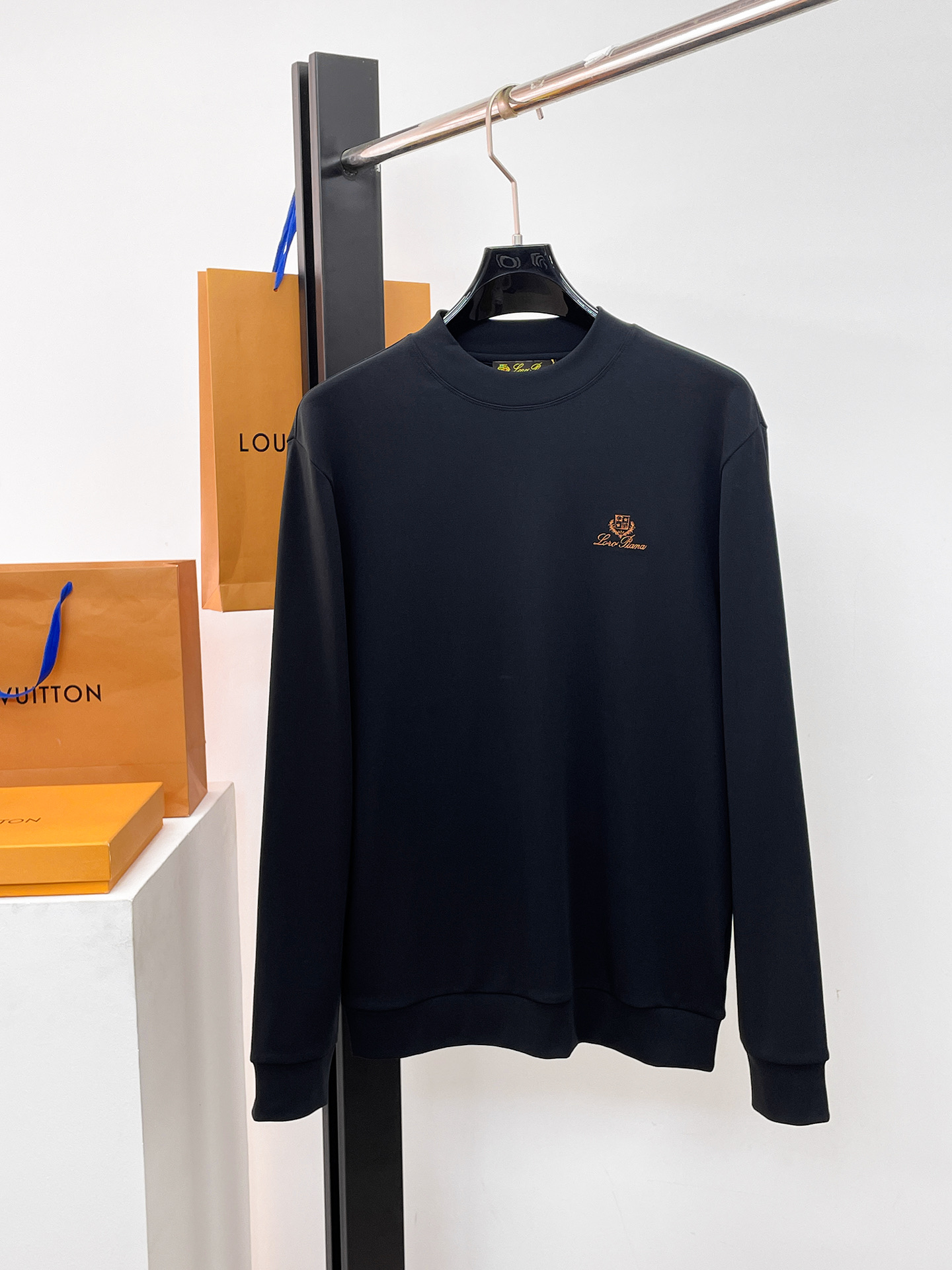 NO:601529,Lp Nuoyoupanya boutique bottoming shirt trading company order 25SS new autumn and winter Italian light luxury men's casual long-sleeved bottoming shirt long-sleeved T-shirt sweatshirt. The flat anti-wrinkle performance allows you to always wear upright and stylish. It shows fine texture and shimmer, soft and moderate smooth drape, anti-wear and no pilling, the fabric is strong and strong, strong anti-wrinkle, moisture absorption and breathability are extremely superior!  The selected new fabrics are environmentally friendly and sustainable. They are all made of high-density fabrics, with a delicate and soft feel, high elasticity and plasticity. The upper body is wide and stylish, the texture is invincible, the skin-friendly is excellent, and the texture and texture reveal a sense of luxury and luxury!  Not only that, the meticulous workmanship also makes the entire bottoming shirt look exquisite and extraordinary. Reinforced double-thread sewing makes it more flat and three-dimensional. Color white/black/coffee Size 48-56, loro piana, hoodie, sweatshirts, tees, t-shirt, alexander wang19860909Lp 诺悠翩雅 精品打底衫 贸易公司订单 25SS 秋冬新款意式轻奢男士休闲长袖打底衫长袖 T恤 卫衣 平整的抗皱性能让您穿着始终挺拔有型.呈现出细密的肌理和微光感,柔软适中顺滑有垂感,抗磨不起球,面料牢固结实,抗皱性强,吸湿性与透气性都极为优越！ 挑选的新型面料环保可持续性使用.均为高密度织物制造而成,手感细腻柔软,有弹性可塑性高,穿着上身挺阔有型,质感无敌,亲肤性绝佳,肌理纹路透着高级和华丽感！ 不仅如此,细致做工也让整个打底衫显得精致非凡. 加固双线缝制 更加平整立体有型 颜色白色/黑色/咖色 尺码48-56,,loro piana,hoodie,sweatshirts,tees，t-shirt,alexander wang,Men's clothing