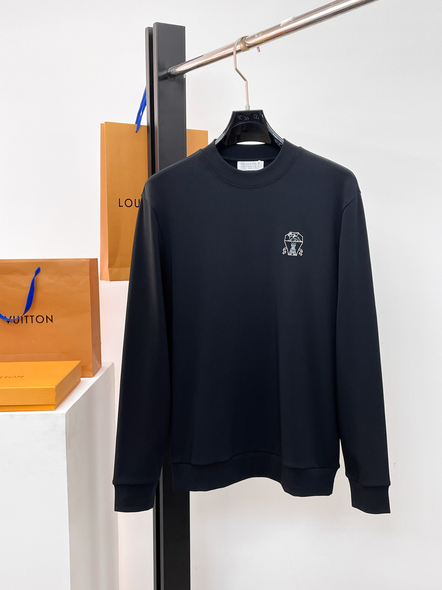 NO:601532,BC Boutique Bottoming Shirt Trading Company Order 25SS New Autumn and Winter Italian Light Luxury Men's Casual Long Sleeve Bottoming Shirt Long Sleeve T-shirt Sweatshirt The flat anti-wrinkle performance allows you to always wear it upright and stylish. It shows fine texture and shimmering feeling, soft and moderate smooth drape, anti-wear and no pilling, the fabric is strong and strong, strong wrinkle resistance, moisture absorption and breathability are extremely superior!  The selected new fabrics are environmentally friendly and sustainable. They are all made of high-density fabrics, with a delicate and soft feel, high elasticity and plasticity. The upper body is wide and stylish, the texture is invincible, the skin-friendly is excellent, and the texture and texture reveal a sense of luxury and luxury!  Not only that, the meticulous workmanship also makes the entire bottoming shirt look exquisite and extraordinary. Reinforced double-thread sewing makes it more flat and three-dimensional. Color: white/black/coffee. Size 48-56, hoodie, sweatshirts, tees, t-shirt, alexander wang19860909BC 精品打底衫 贸易公司订单 25SS 秋冬新款意式轻奢男士休闲长袖打底衫长袖 T恤 卫衣 平整的抗皱性能让您穿着始终挺拔有型.呈现出细密的肌理和微光感,柔软适中顺滑有垂感,抗磨不起球,面料牢固结实,抗皱性强,吸湿性与透气性都极为优越！ 挑选的新型面料环保可持续性使用.均为高密度织物制造而成,手感细腻柔软,有弹性可塑性高,穿着上身挺阔有型,质感无敌,亲肤性绝佳,肌理纹路透着高级和华丽感！ 不仅如此,细致做工也让整个打底衫显得精致非凡. 加固双线缝制 更加平整立体有型 颜色白色/黑色/咖色 尺码48-56,,hoodie,sweatshirts,tees，t-shirt,alexander wang,Men's clothing