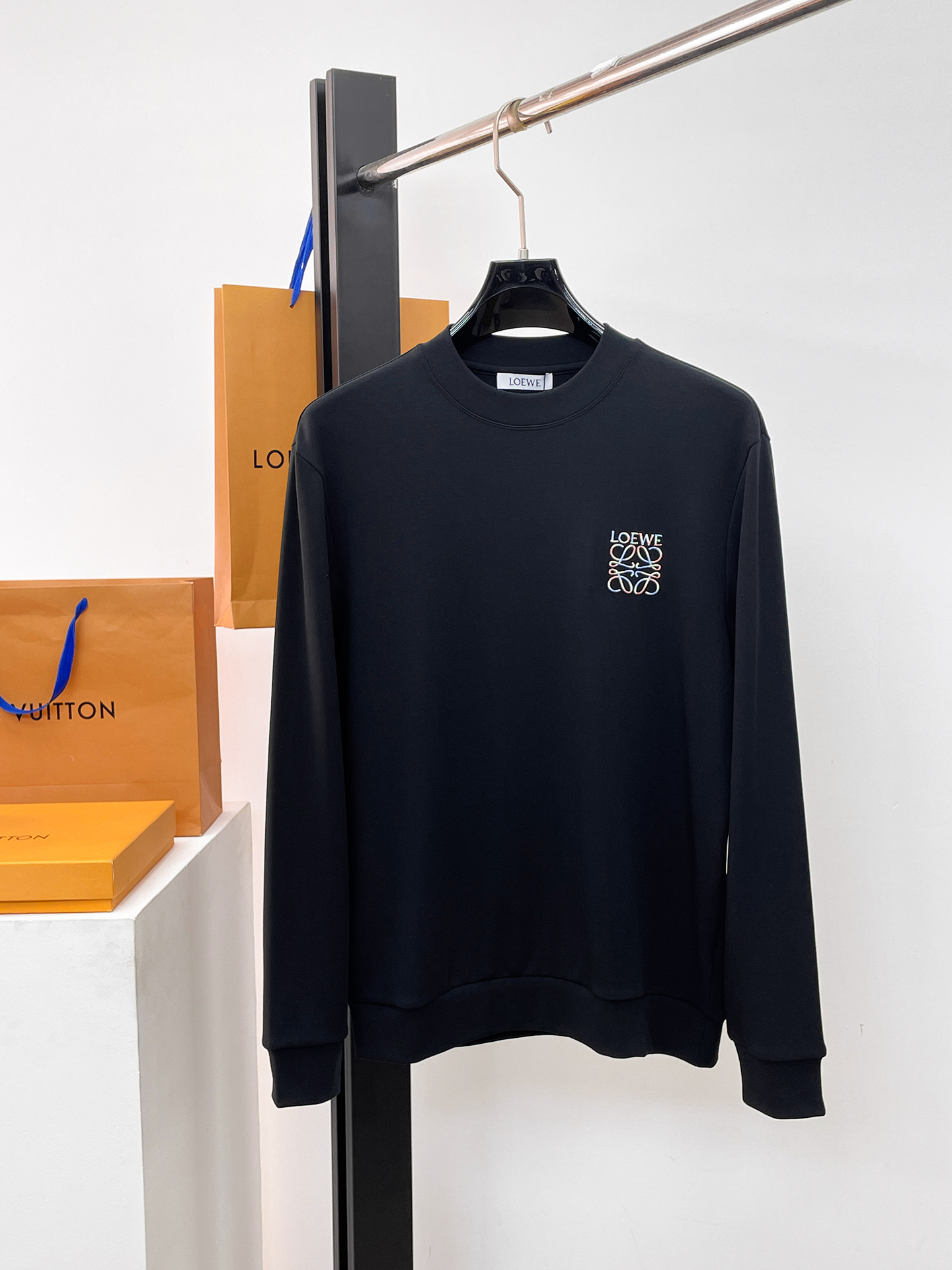 NO:601534,Luo Yiwei boutique bottoming shirt trading company order 25SS new autumn and winter Italian light luxury men's casual long-sleeved bottoming shirt long-sleeved T-shirt sweatshirt The flat anti-wrinkle performance allows you to always wear upright and stylish. It shows fine texture and shimmer, soft and moderate smooth drape, anti-wear and no pilling, the fabric is strong and strong, strong wrinkle resistance, moisture absorption and breathability are extremely superior!  The selected new fabrics are environmentally friendly and sustainable. They are all made of high-density fabrics, with a delicate and soft feel, high elasticity and plasticity. The upper body is wide and stylish, the texture is invincible, the skin-friendly is excellent, and the texture and texture reveal a sense of luxury and luxury!  Not only that, the meticulous workmanship also makes the entire bottoming shirt look exquisite and extraordinary. Reinforced double-thread sewing makes it more flat and three-dimensional. Color white/black/coffee Size 48-56, loewe, hoodie, sweatshirts, tees, t-shirt, alexander wang19860909罗意威 精品打底衫 贸易公司订单 25SS 秋冬新款意式轻奢男士休闲长袖打底衫长袖 T恤 卫衣 平整的抗皱性能让您穿着始终挺拔有型.呈现出细密的肌理和微光感,柔软适中顺滑有垂感,抗磨不起球,面料牢固结实,抗皱性强,吸湿性与透气性都极为优越！ 挑选的新型面料环保可持续性使用.均为高密度织物制造而成,手感细腻柔软,有弹性可塑性高,穿着上身挺阔有型,质感无敌,亲肤性绝佳,肌理纹路透着高级和华丽感！ 不仅如此,细致做工也让整个打底衫显得精致非凡. 加固双线缝制 更加平整立体有型 颜色白色/黑色/咖色 尺码48-56,,loewe,hoodie,sweatshirts,tees，t-shirt,alexander wang,Men's clothing